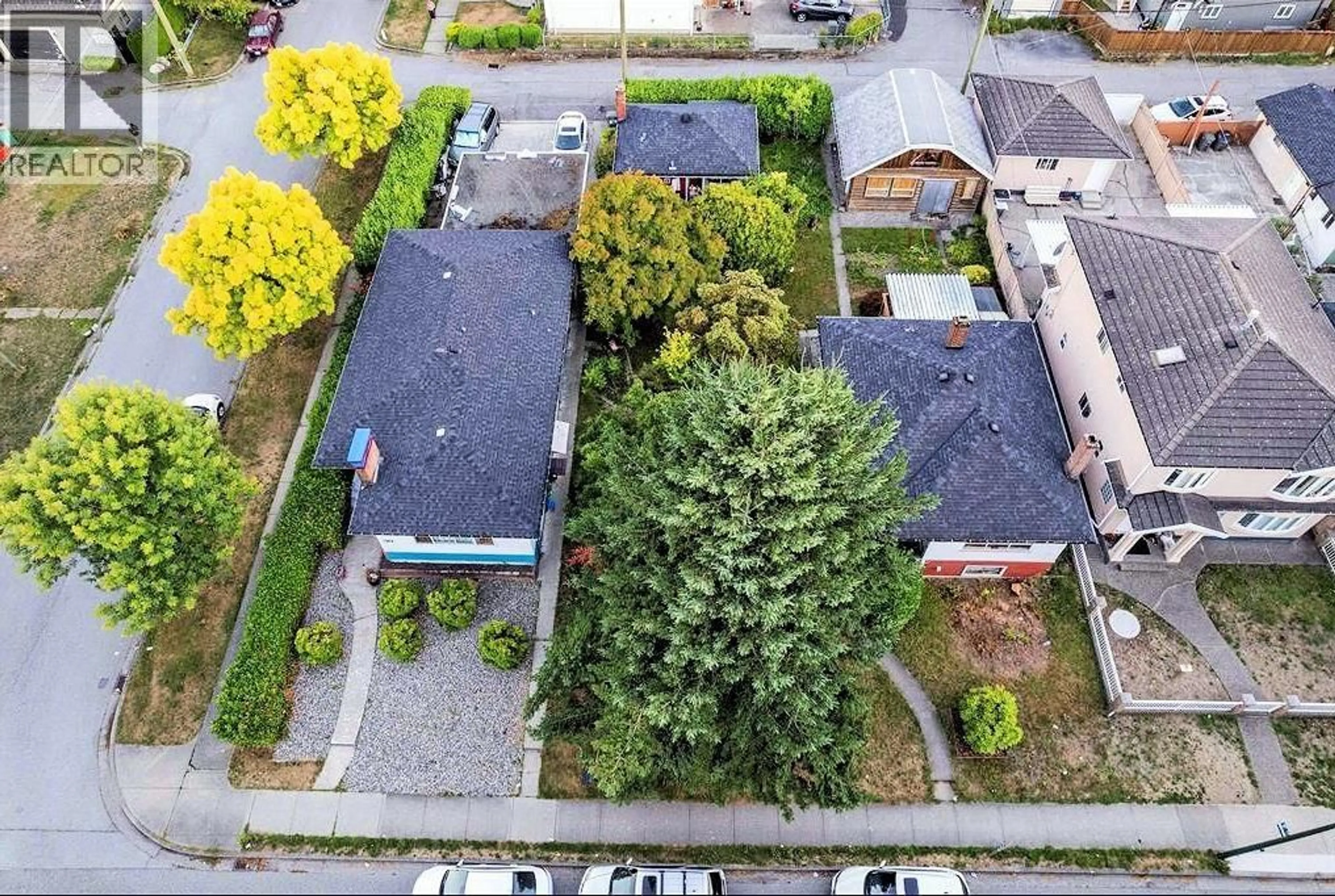 A pic from outside/outdoor area/front of a property/back of a property/a pic from drone, street for 1280 33RD AVENUE, Vancouver British Columbia V5V3B6