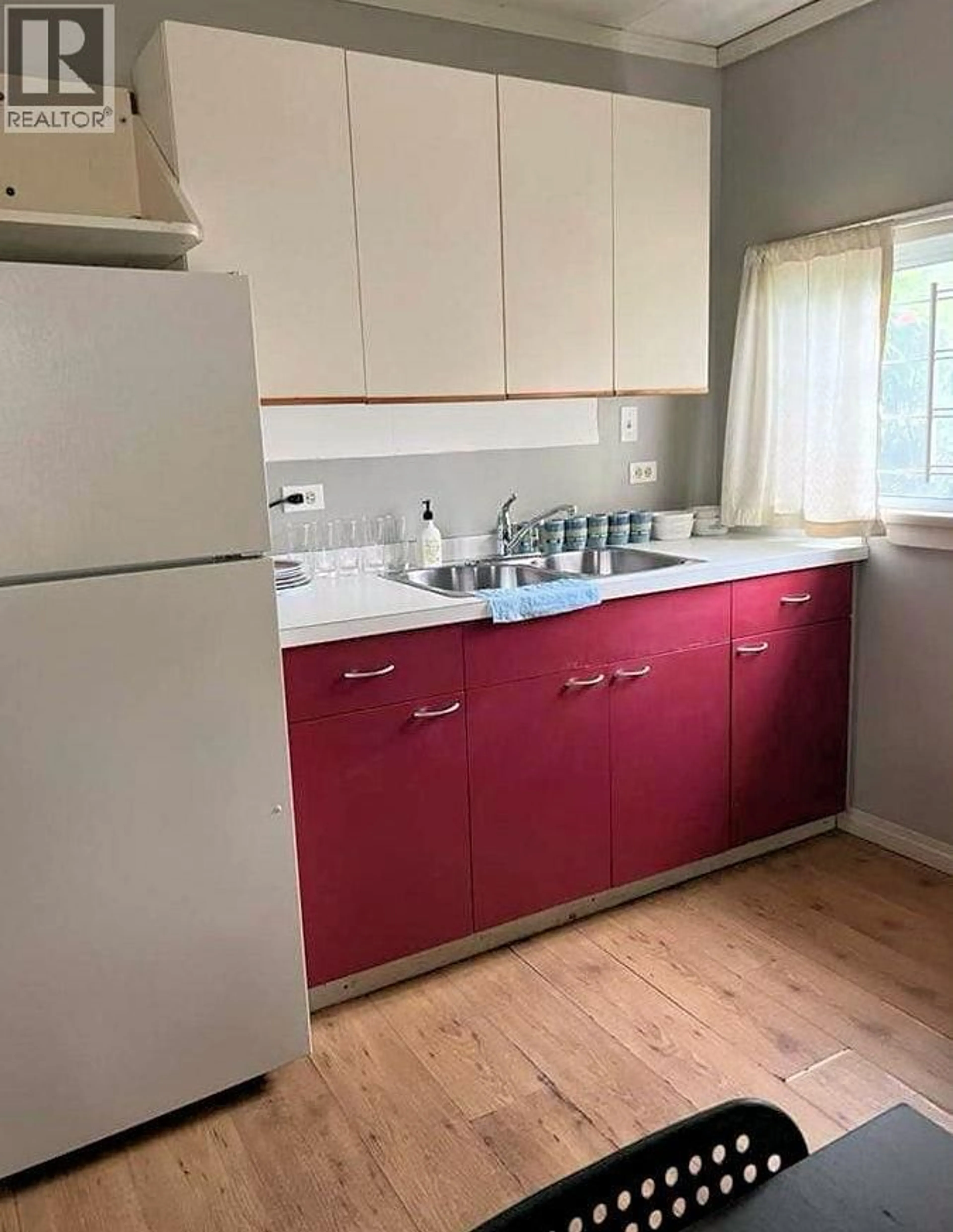 Standard kitchen, unknown for 1280 33RD AVENUE, Vancouver British Columbia V5V3B6