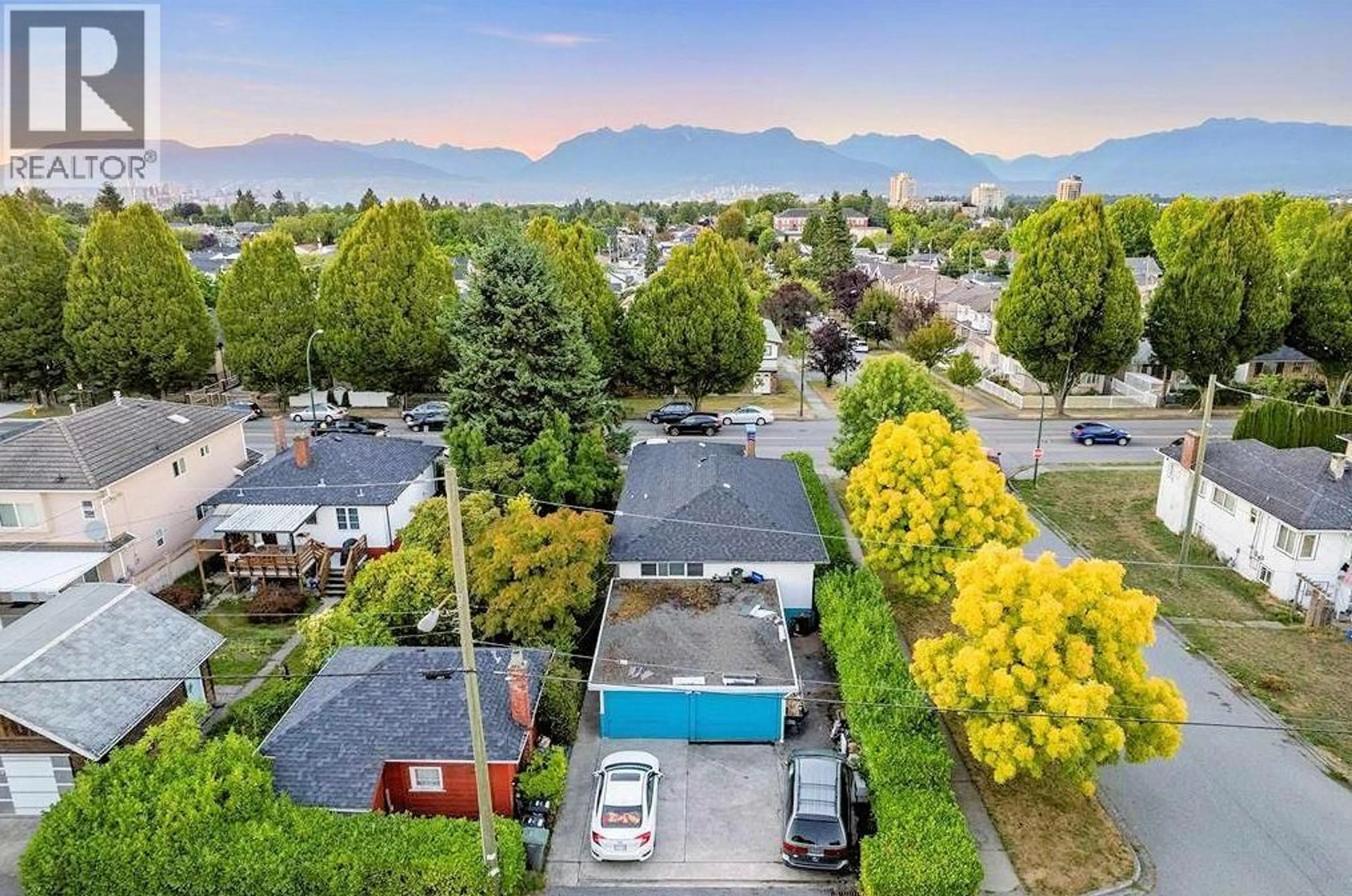A pic from outside/outdoor area/front of a property/back of a property/a pic from drone, mountain view for 1294 33RD AVENUE, Vancouver British Columbia V5V3B6