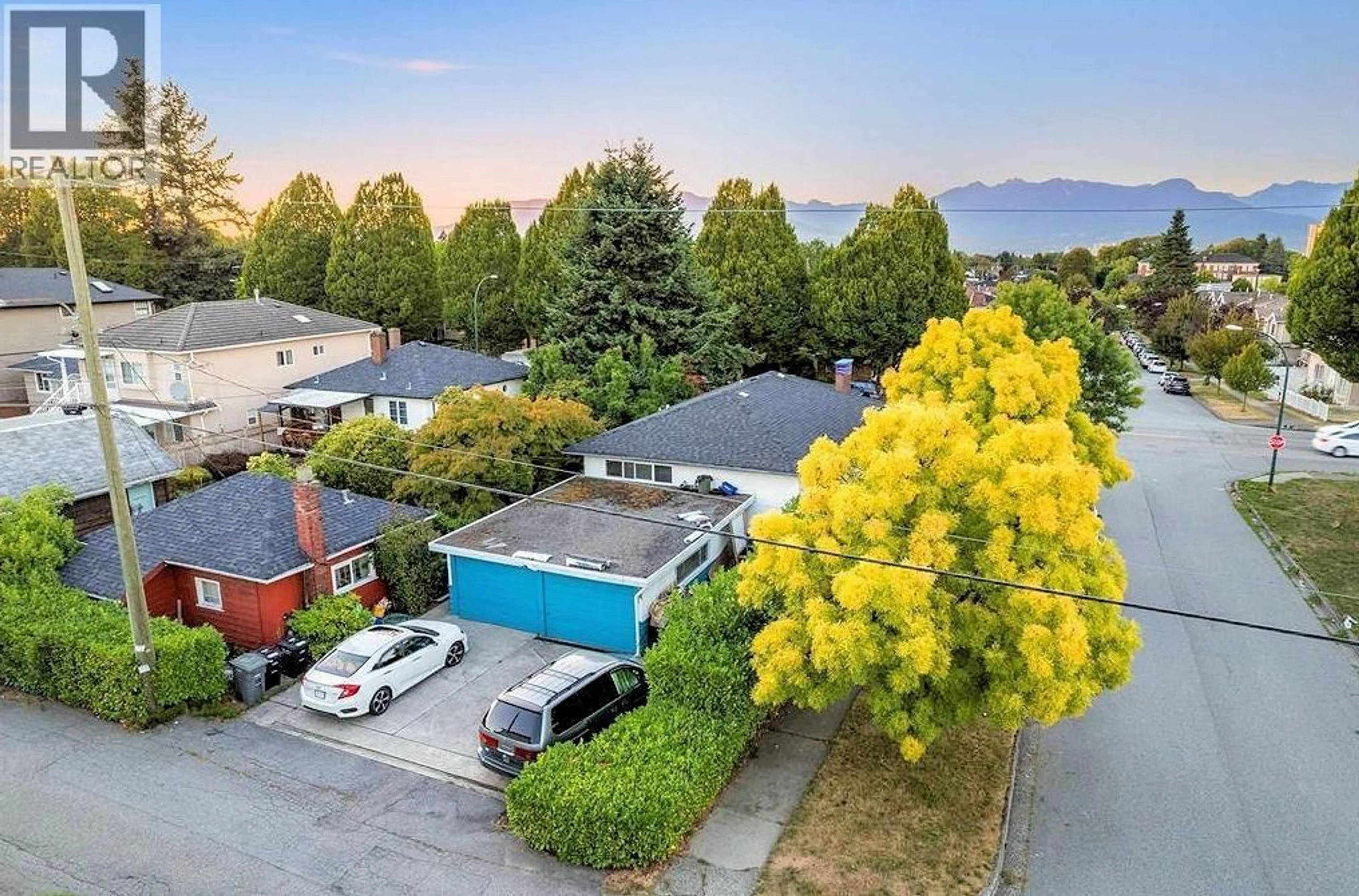 A pic from outside/outdoor area/front of a property/back of a property/a pic from drone, water/lake/river/ocean view for 1294 33RD AVENUE, Vancouver British Columbia V5V3B6