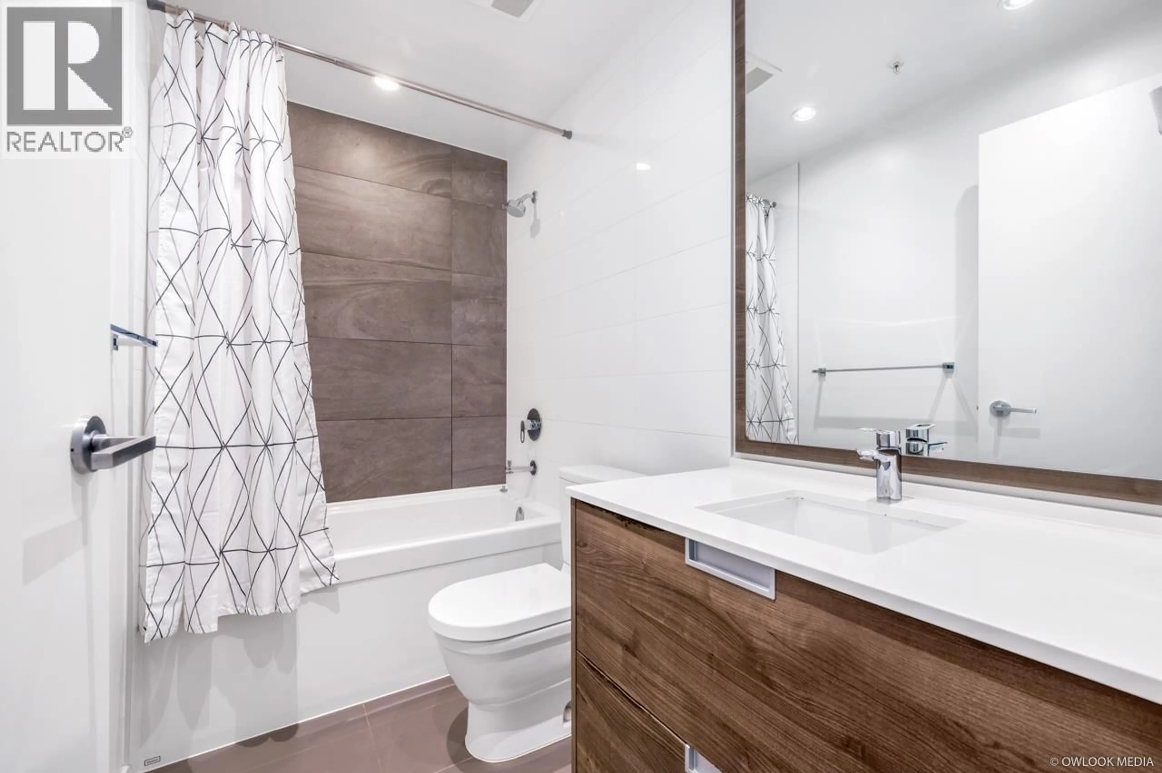 Contemporary bathroom, ceramic/tile floor for 2906 - 4688 KINGSWAY, Burnaby British Columbia V5H0E9