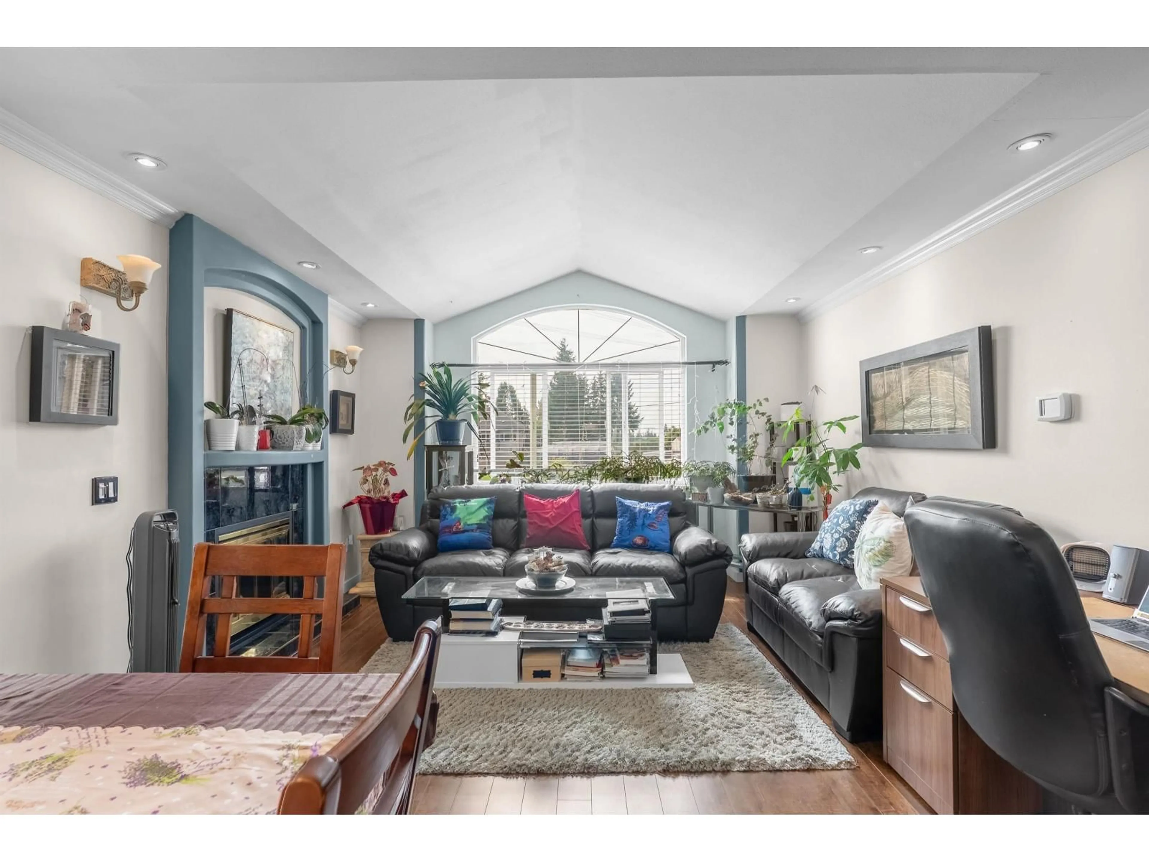 Living room with furniture, unknown for 14075 110A AVENUE, Surrey British Columbia V3R2B2