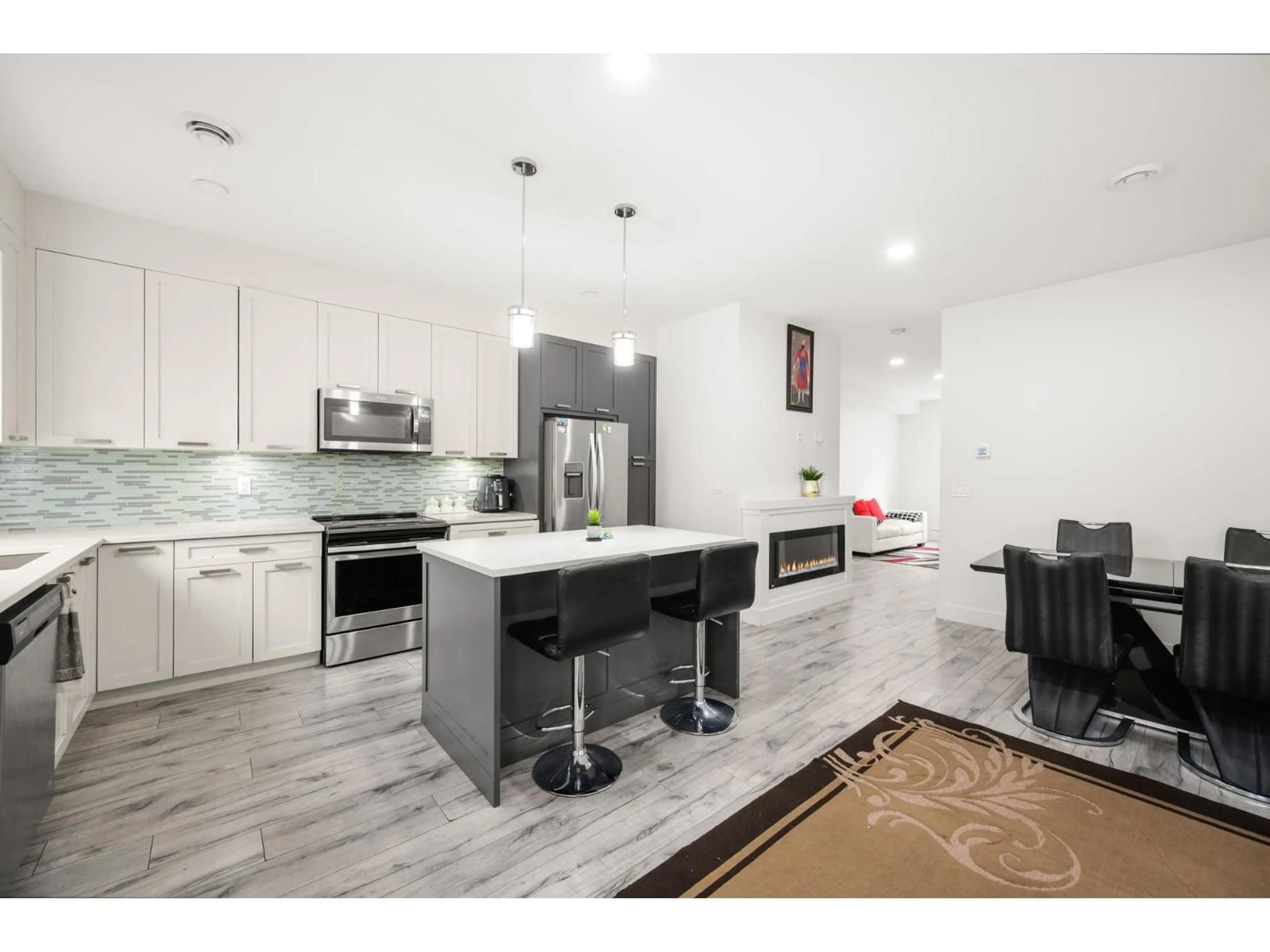 Open concept kitchen, ceramic/tile floor for 22 - 5867 129 STREET, Surrey British Columbia V3X0J4
