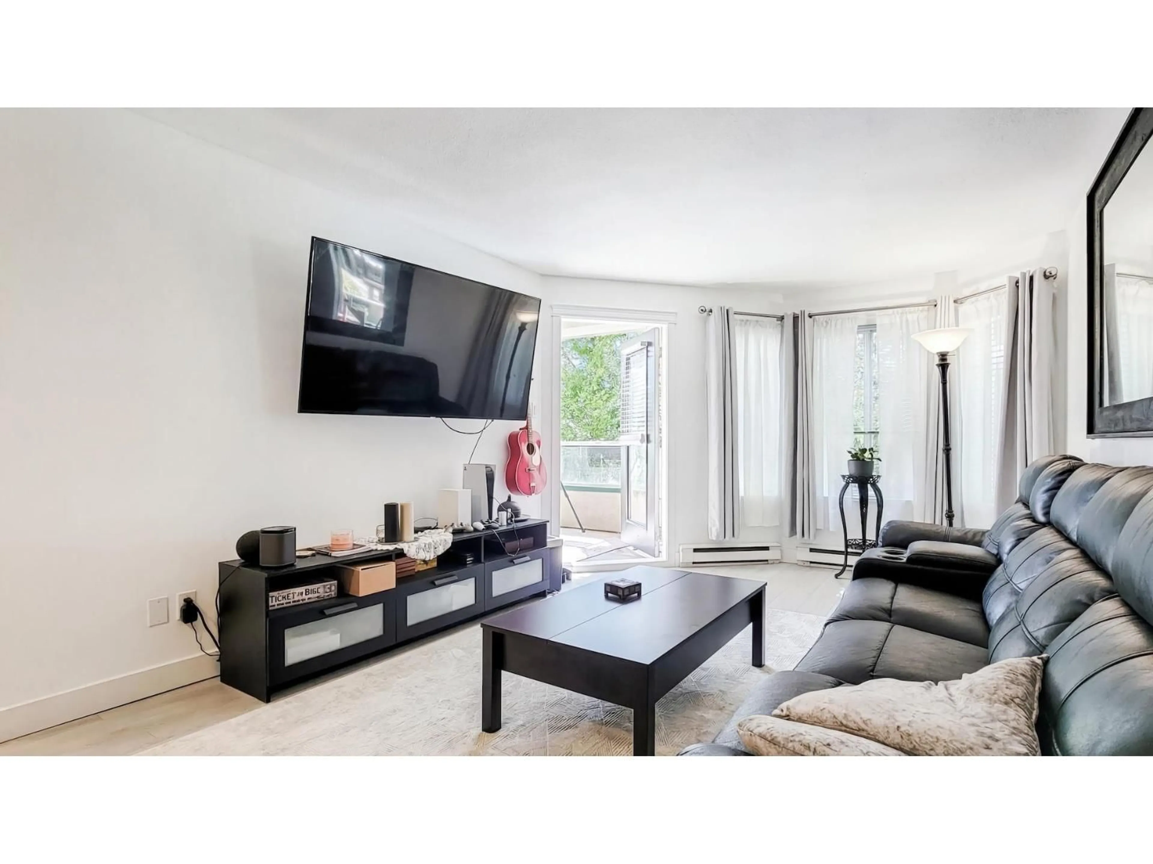 Living room with furniture, wood/laminate floor for 112 - 3063 IMMEL STREET, Abbotsford British Columbia V2S4L3