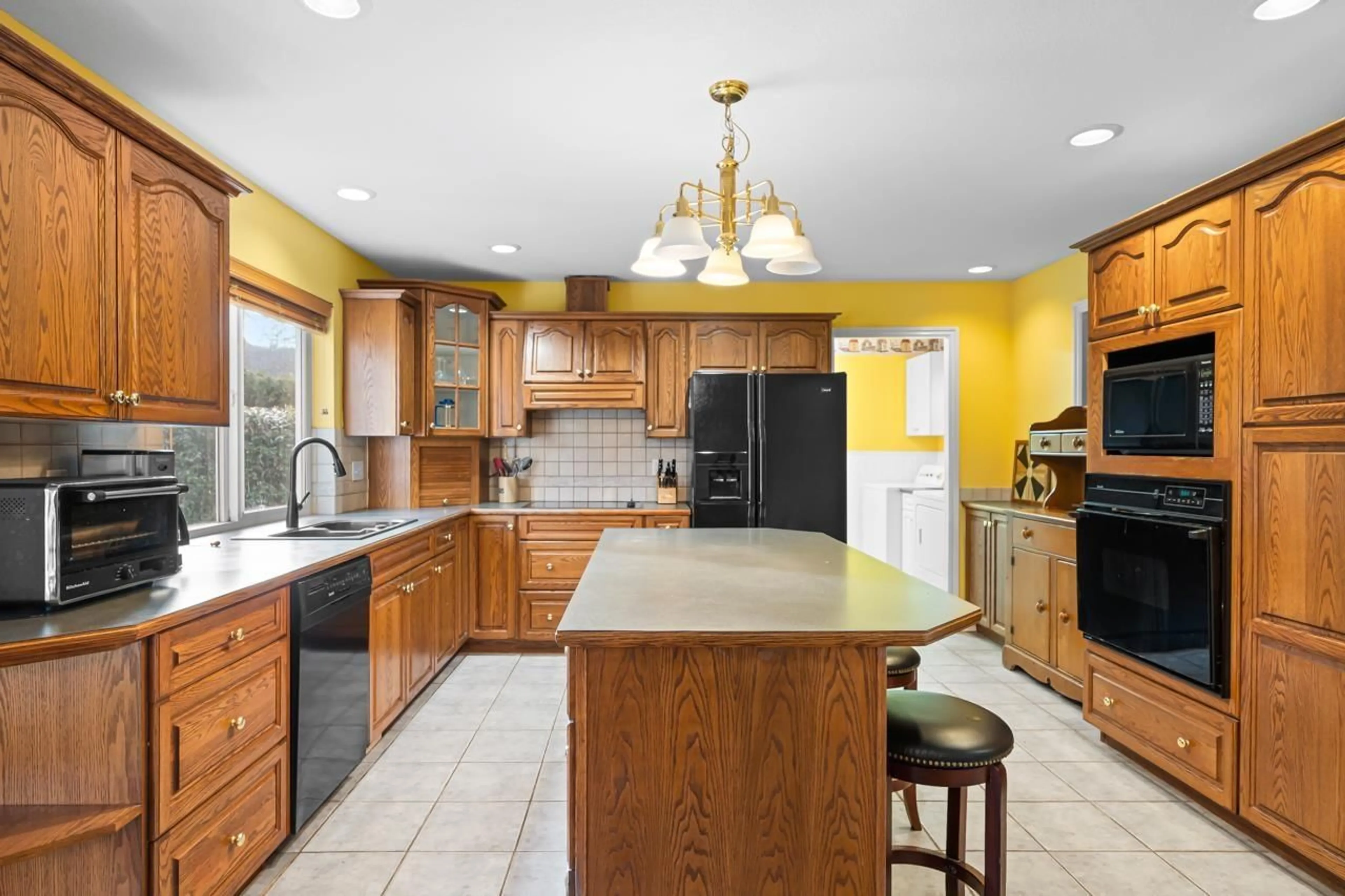 Open concept kitchen, ceramic/tile floor for 2789 CRANLEY DRIVE, Surrey British Columbia V4P1E2