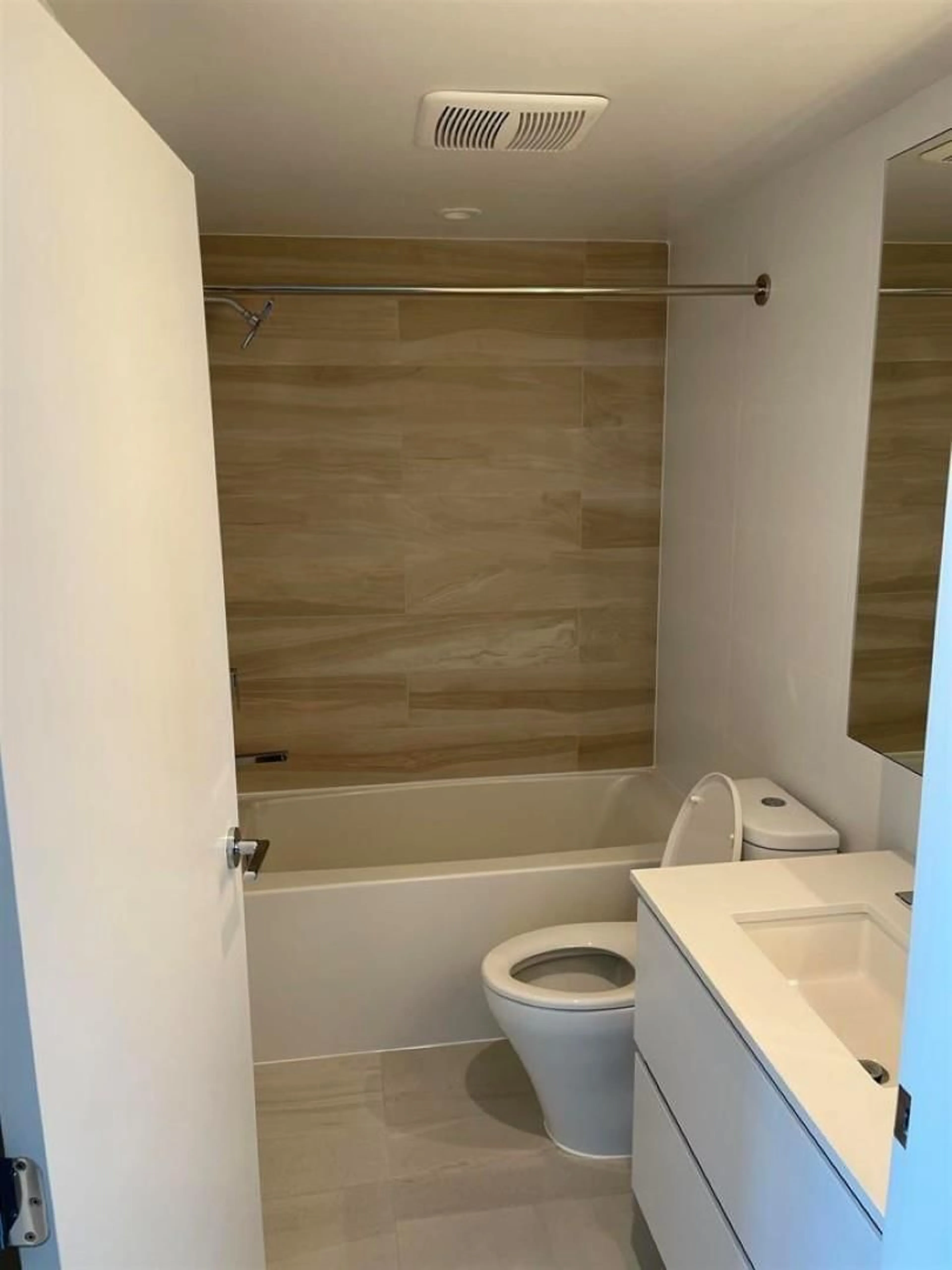 Standard bathroom, ceramic/tile floor for 2502 - 13655 FRASER HIGHWAY, Surrey British Columbia V3T0P8