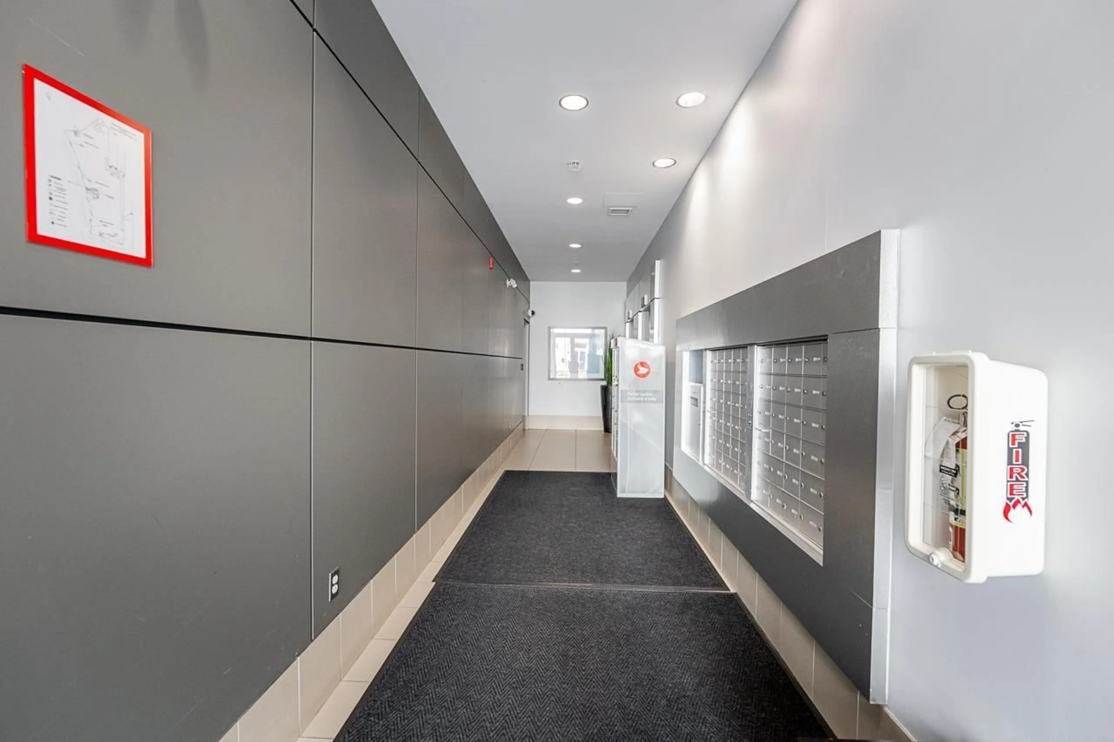 Indoor foyer for 218 - 15735 CROYDON DRIVE, Surrey British Columbia V3Z2L5