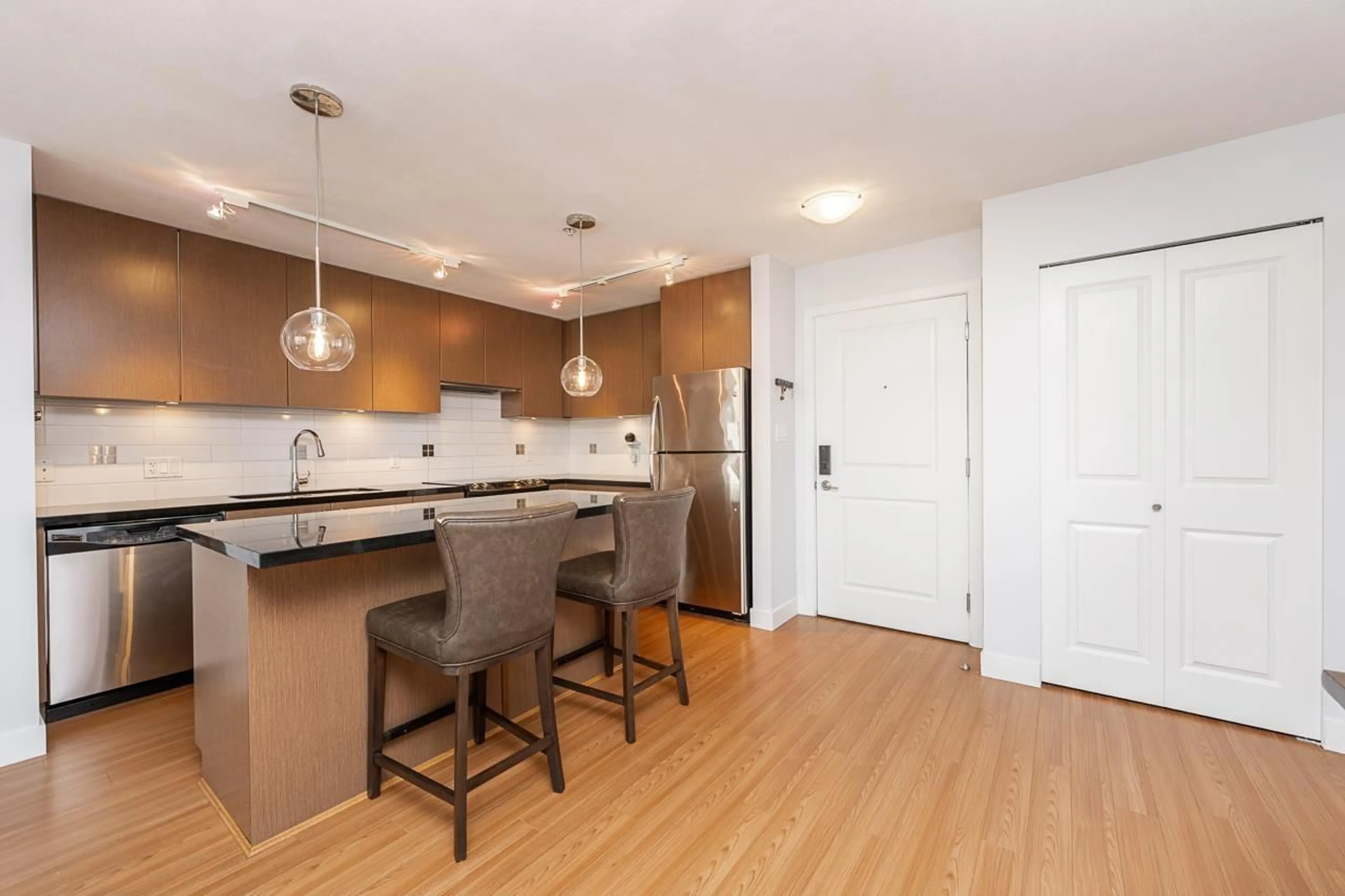 Open concept kitchen, wood/laminate floor for 218 - 15735 CROYDON DRIVE, Surrey British Columbia V3Z2L5