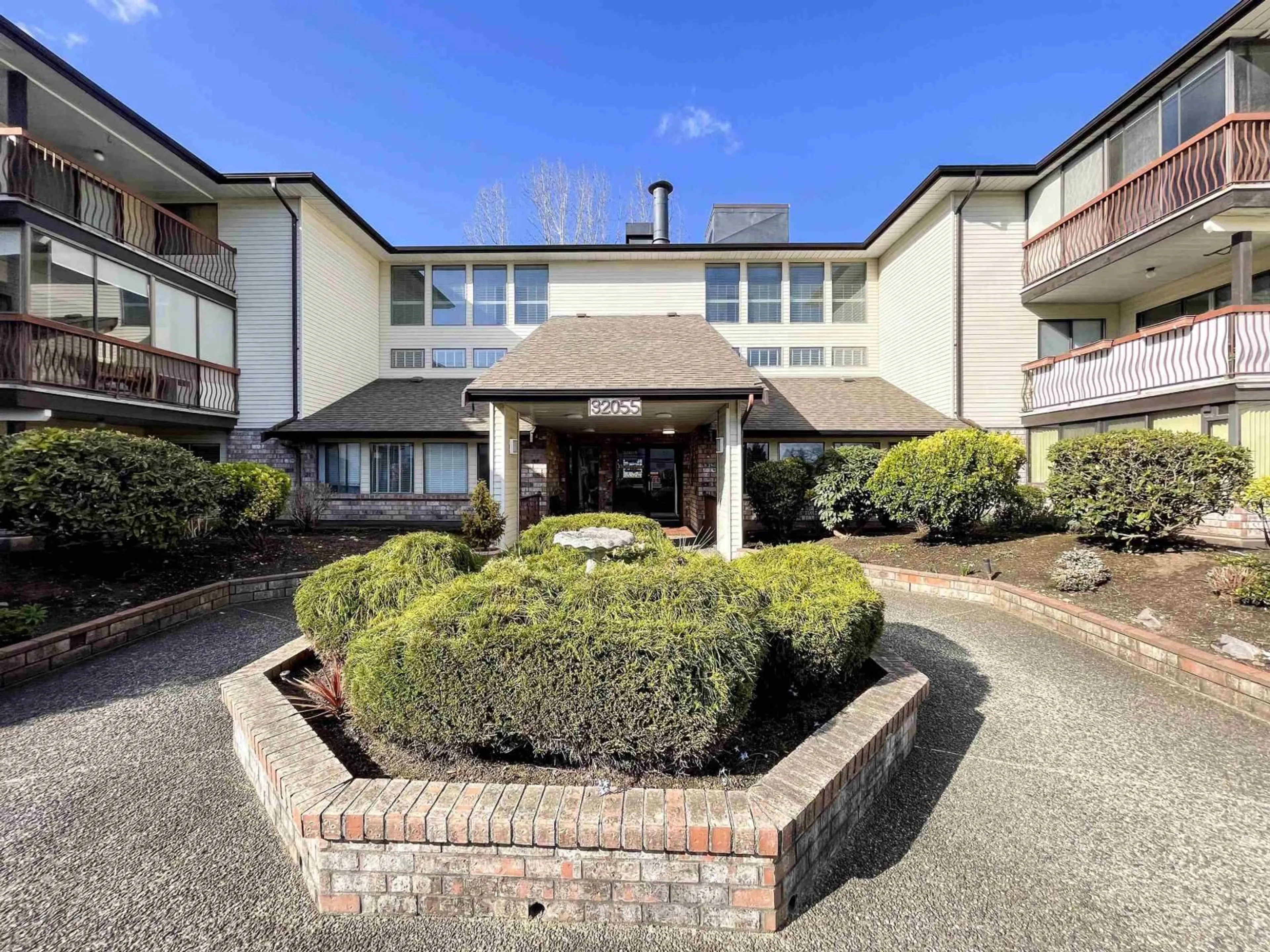 Indoor foyer for 212 - 32055 OLD YALE ROAD, Abbotsford British Columbia V2T2C8