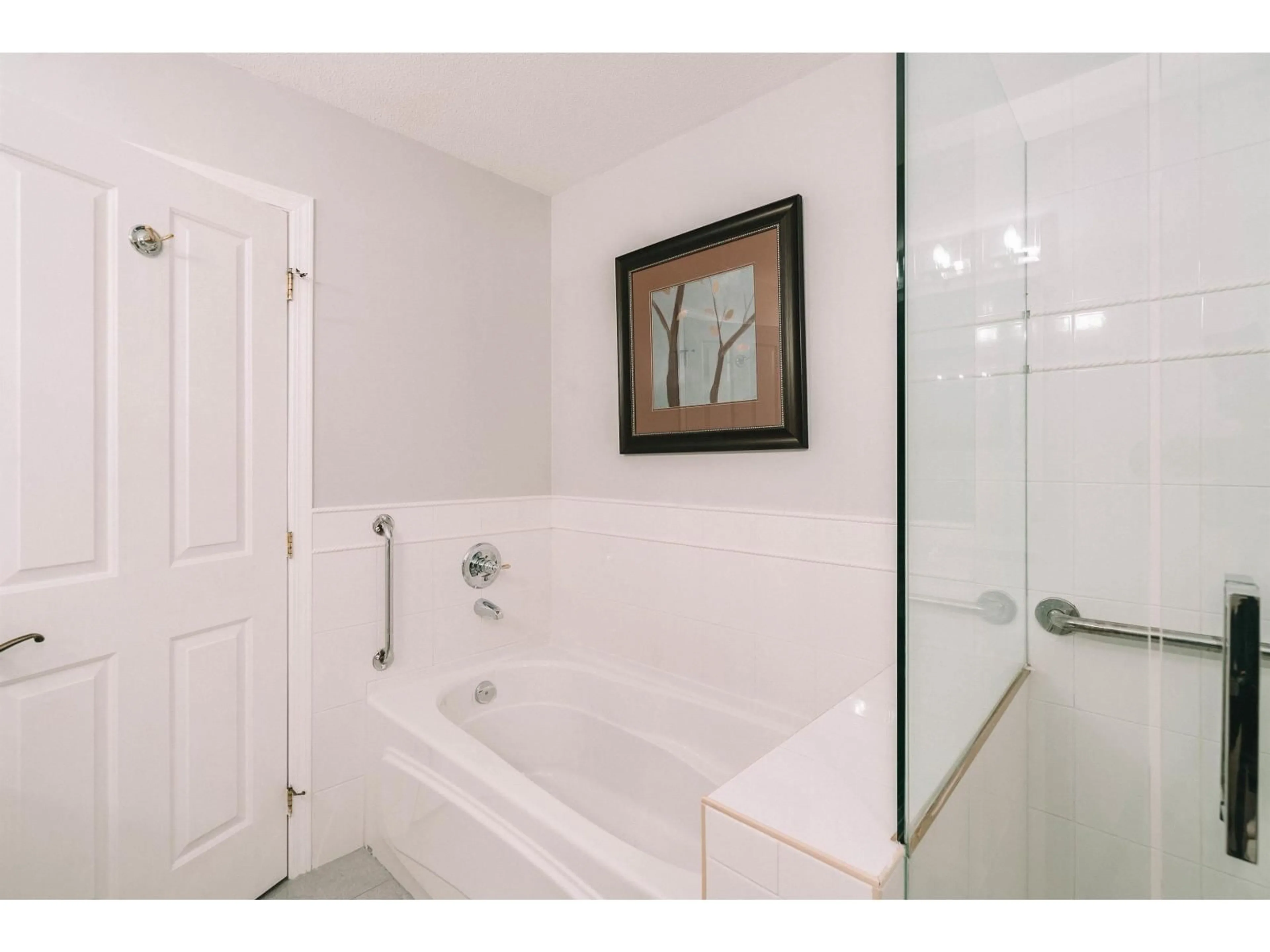 Standard bathroom, ceramic/tile floor for 19 - 14877 33 AVENUE, Surrey British Columbia V4P3A3