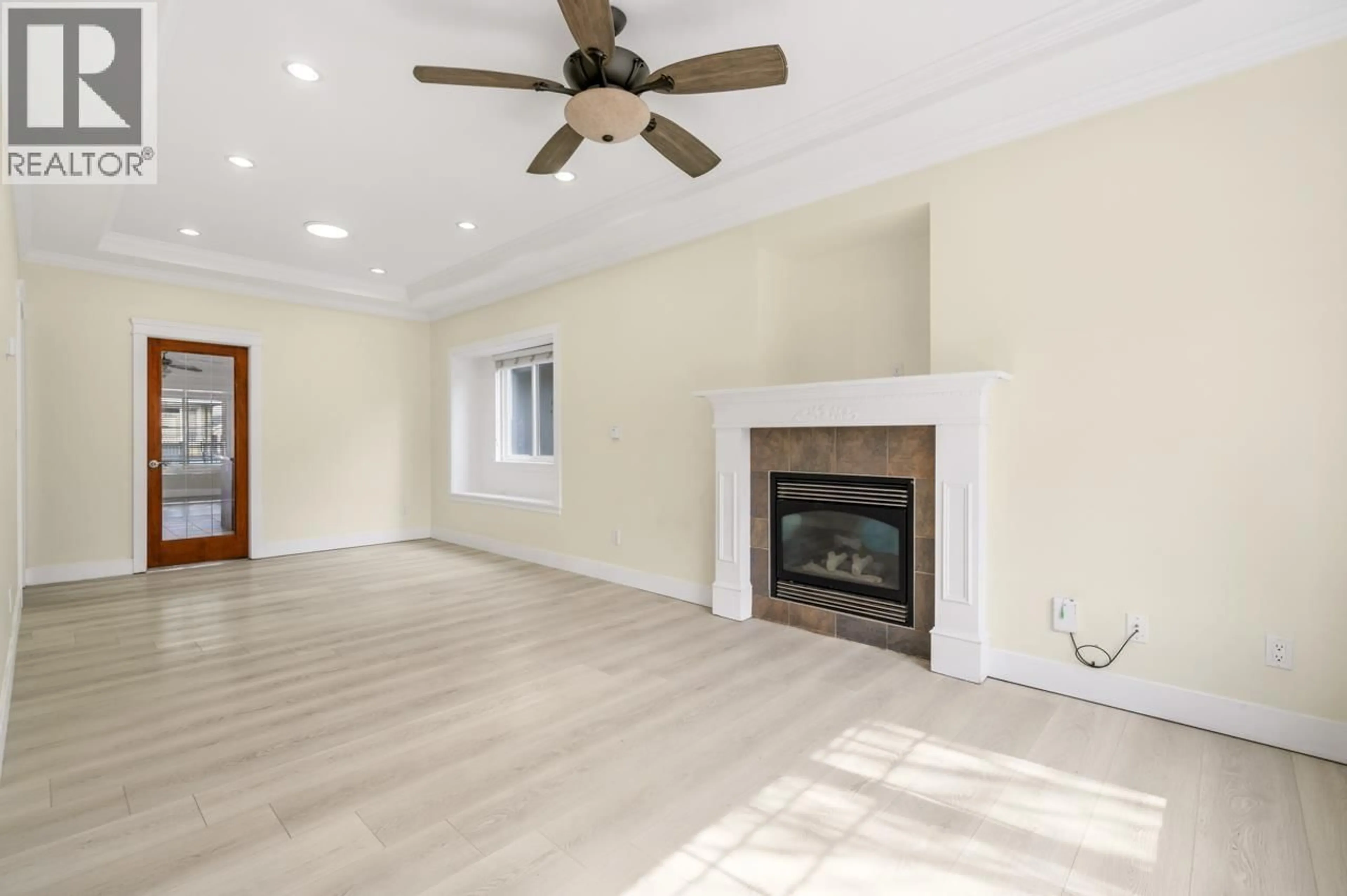 Living room with furniture, wood/laminate floor for 11215 WILLIAMS ROAD, Richmond British Columbia V7A1J2