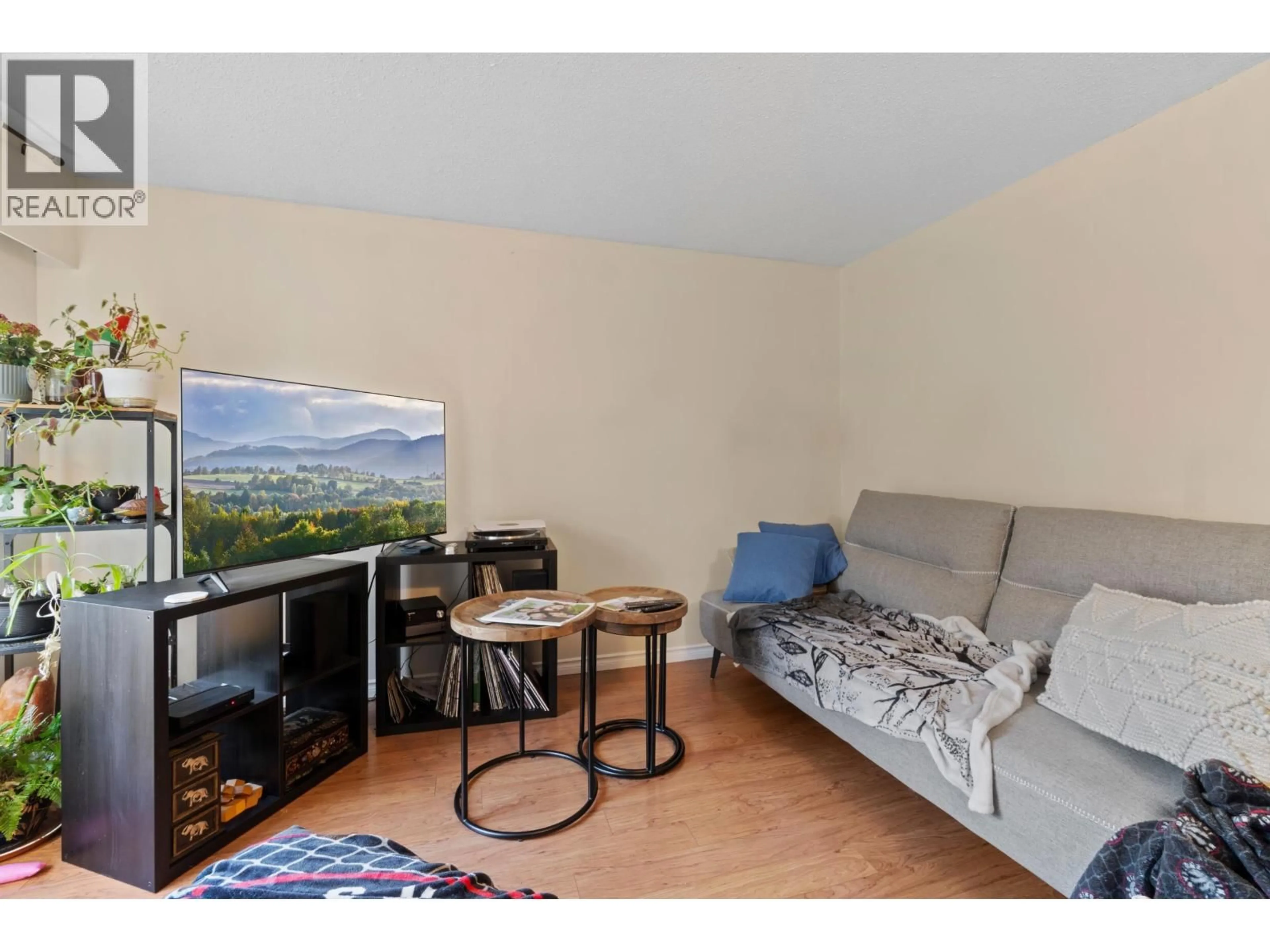 A pic of a room for 570 COLBY STREET, New Westminster British Columbia V3L3Z1