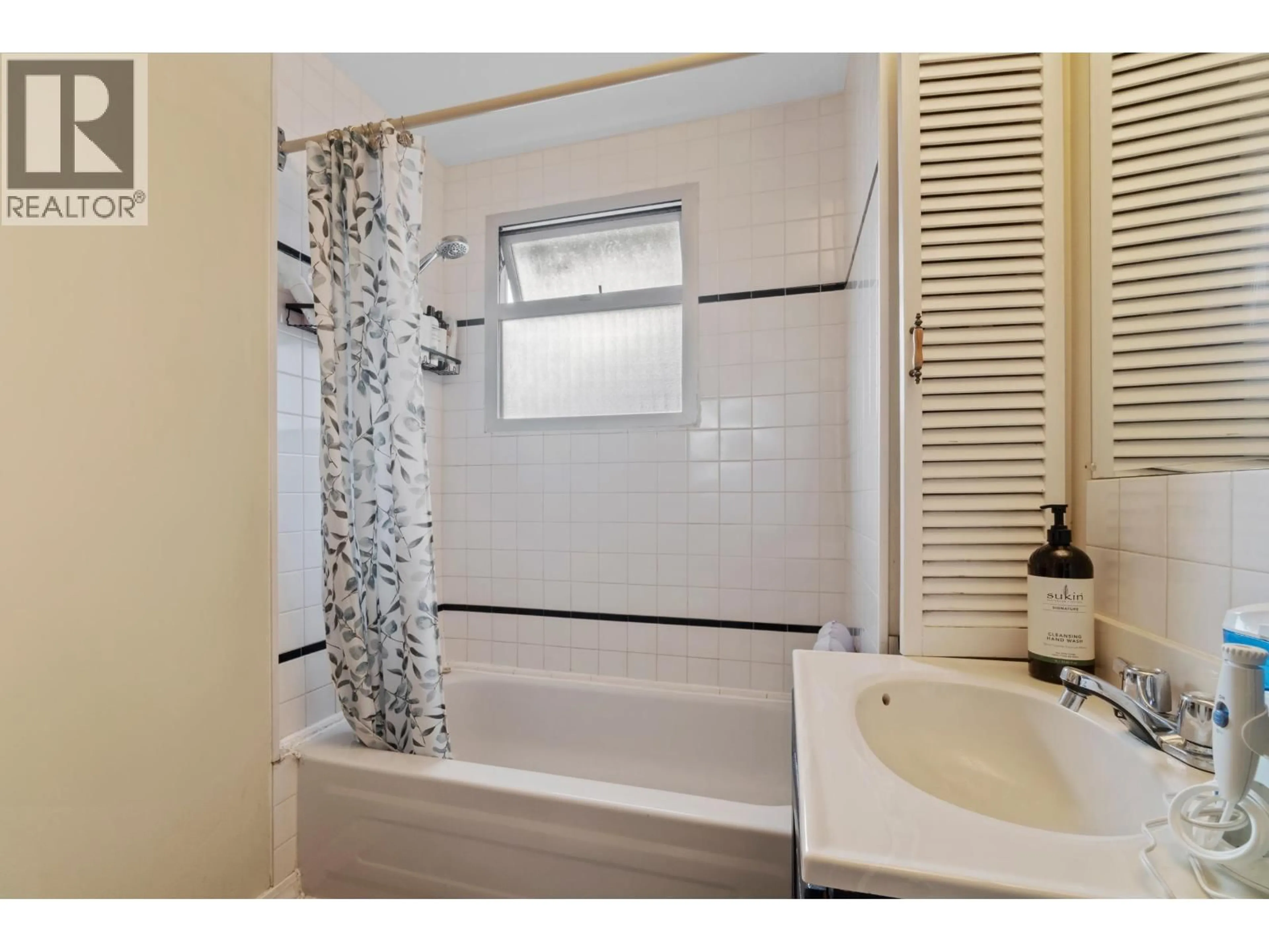 Standard bathroom, ceramic/tile floor for 570 COLBY STREET, New Westminster British Columbia V3L3Z1