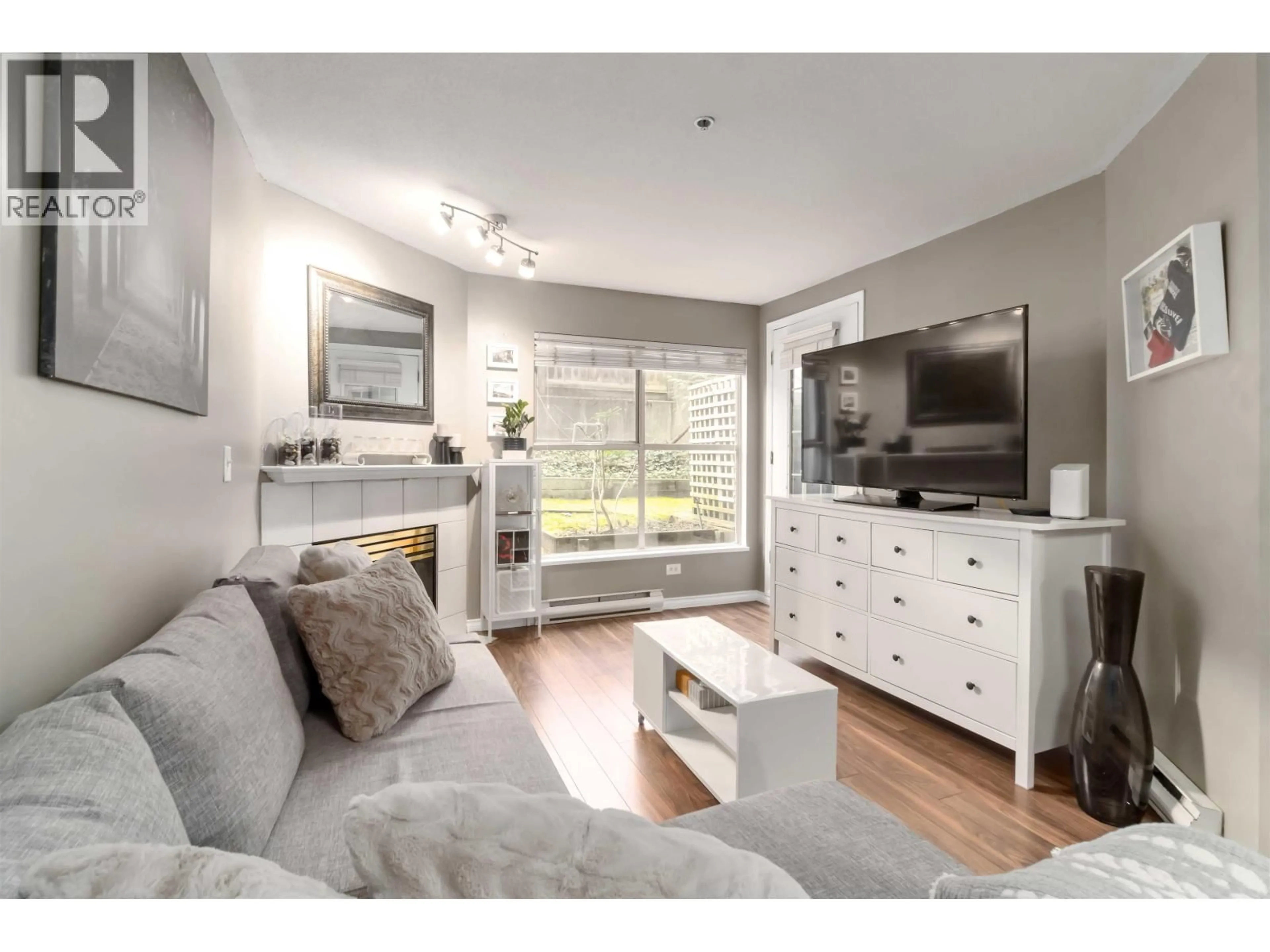 Living room with furniture, wood/laminate floor for 105 - 509 CARNARVON STREET, New Westminster British Columbia V3L5S4