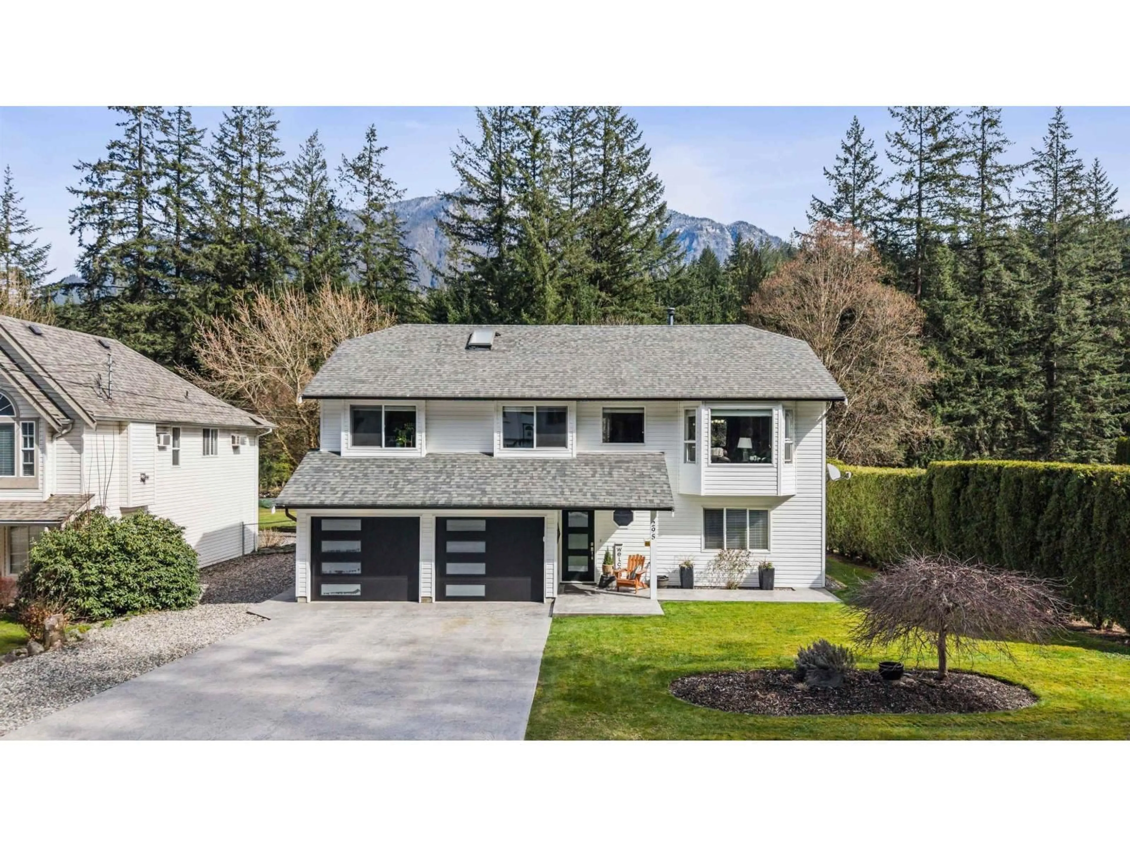 Home with vinyl exterior material, mountain view for 295 FORREST CRESCENT, Hope British Columbia V0X1L4