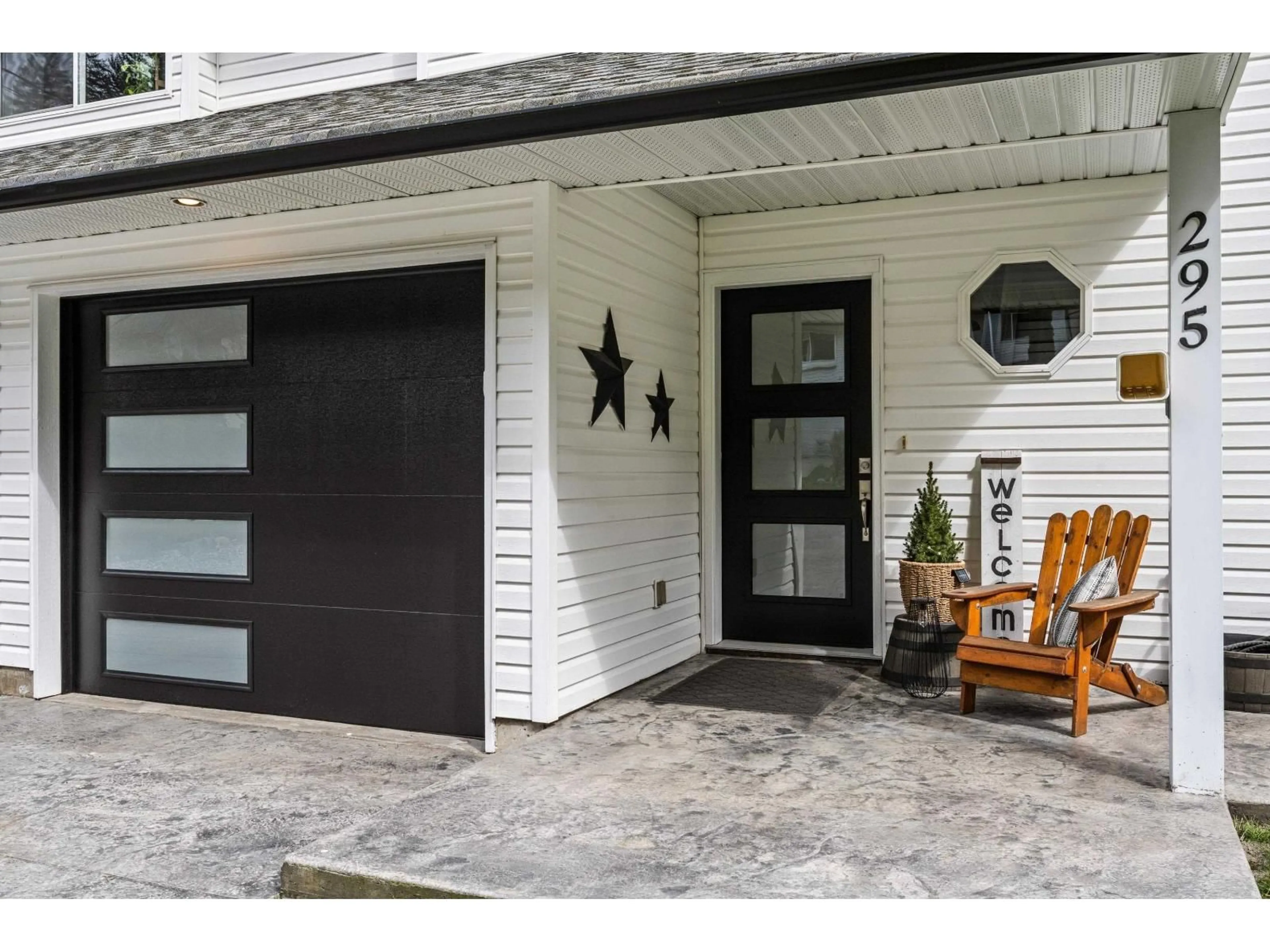 Indoor entryway for 295 FORREST CRESCENT, Hope British Columbia V0X1L4