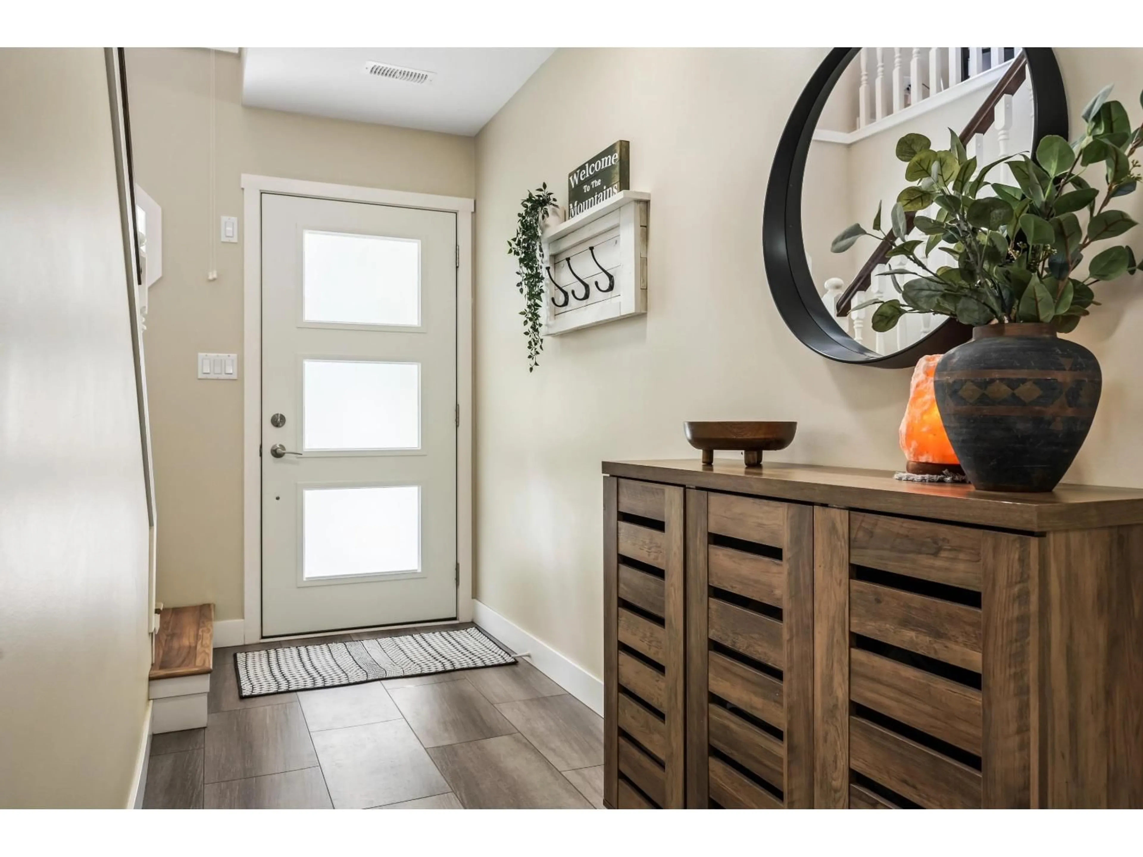 Indoor entryway for 295 FORREST CRESCENT, Hope British Columbia V0X1L4