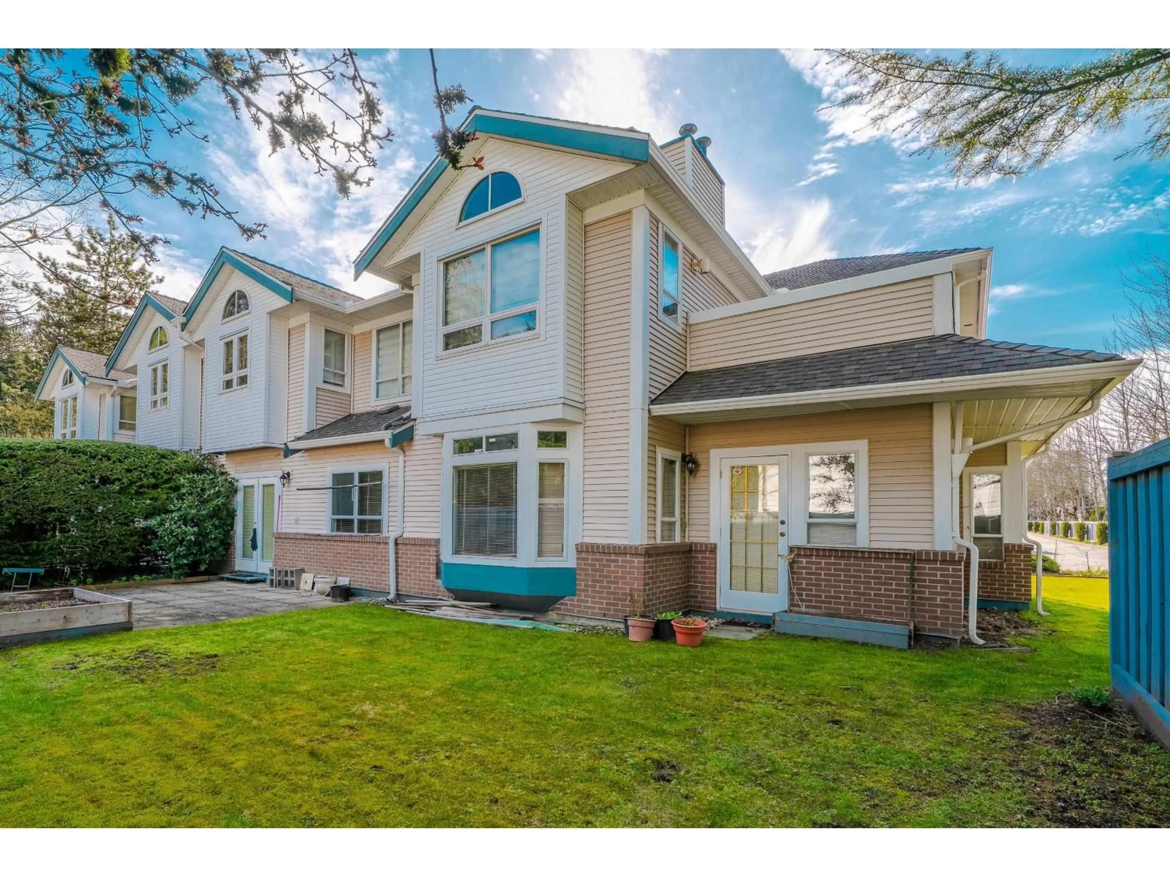 Home with vinyl exterior material, street for 101 - 14154 103 AVENUE, Surrey British Columbia V3T4Z6