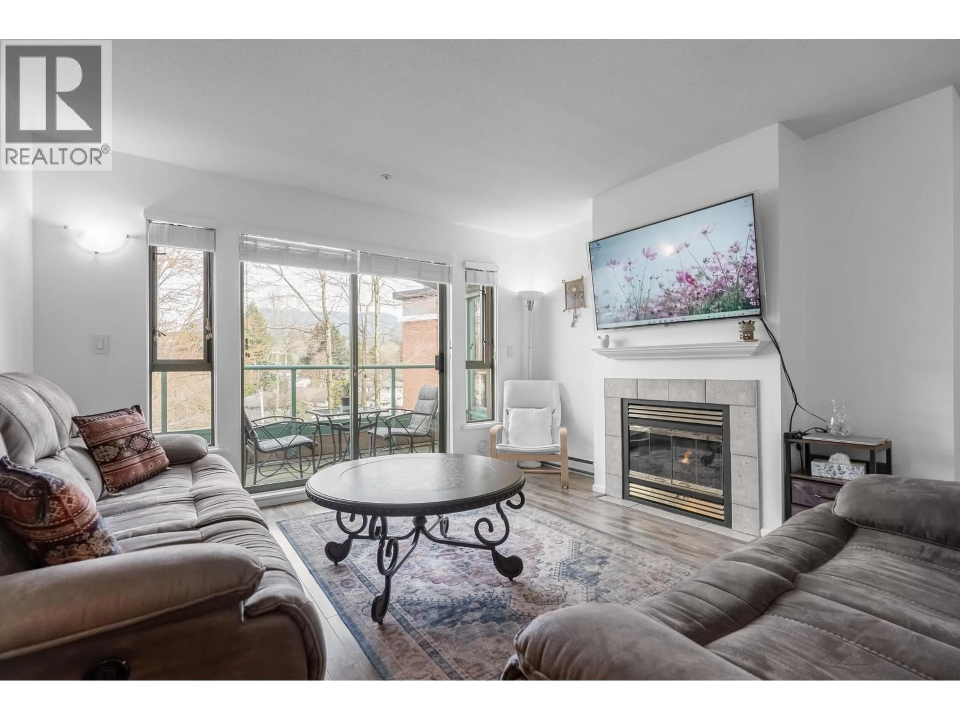 Living room with furniture, wood/laminate floor for P12 - 223 MOUNTAIN HIGHWAY, North Vancouver British Columbia V7J3V3