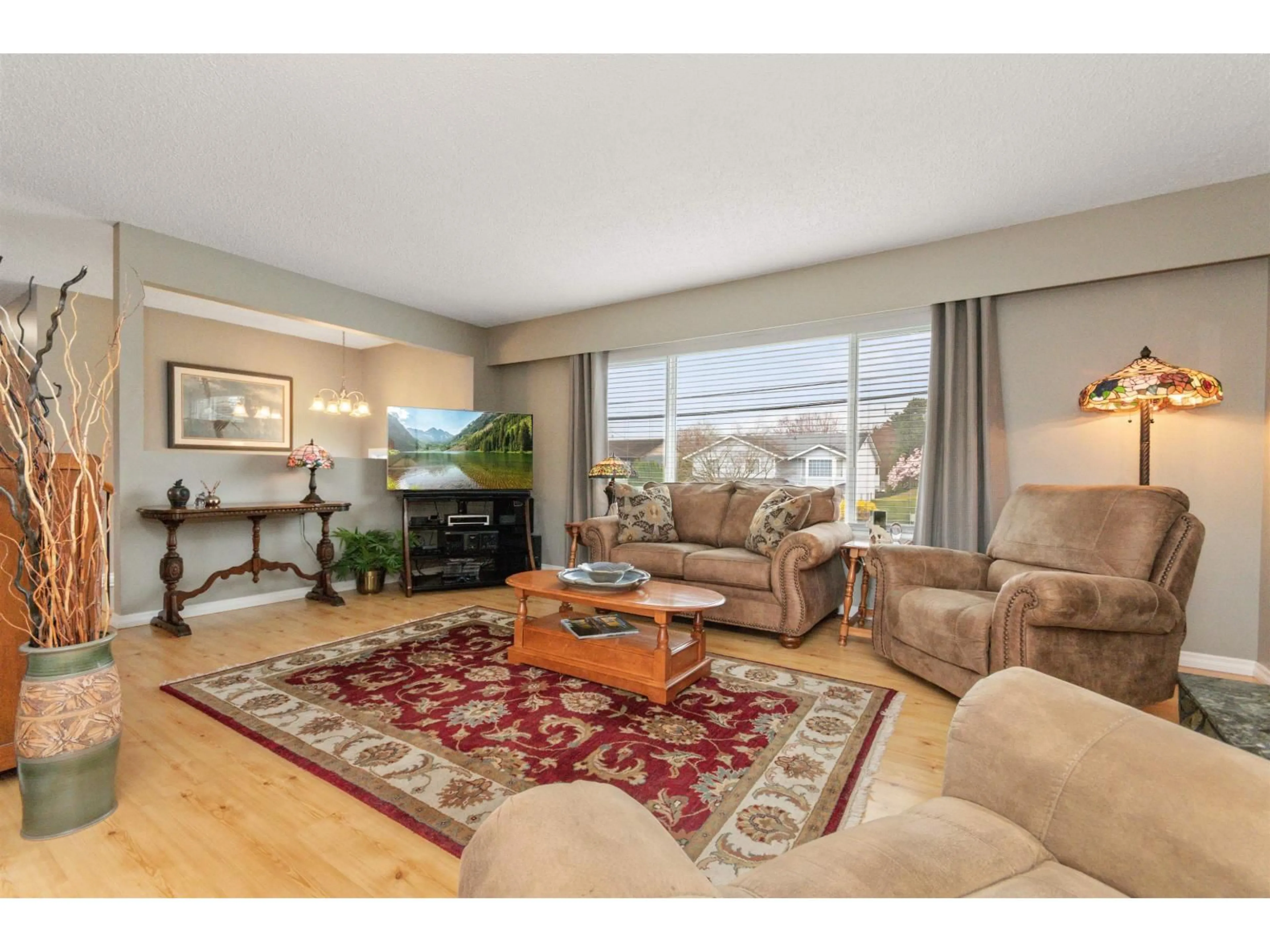 Living room with furniture, unknown for 46052 HIGGINSON ROAD, Chilliwack British Columbia V2R2A9