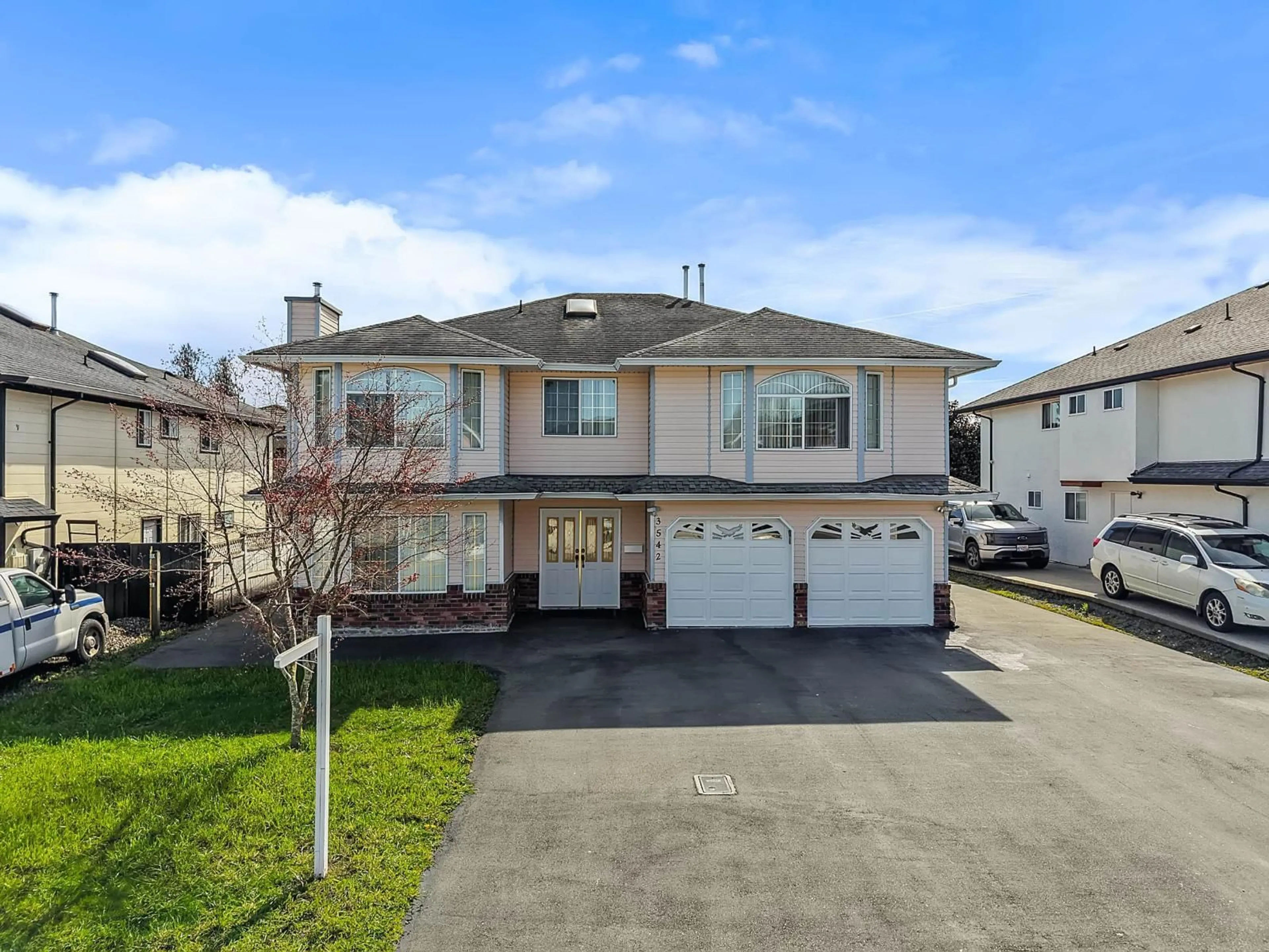 A pic from outside/outdoor area/front of a property/back of a property/a pic from drone, street for 3542 GALIANO DRIVE, Abbotsford British Columbia V2T5R6