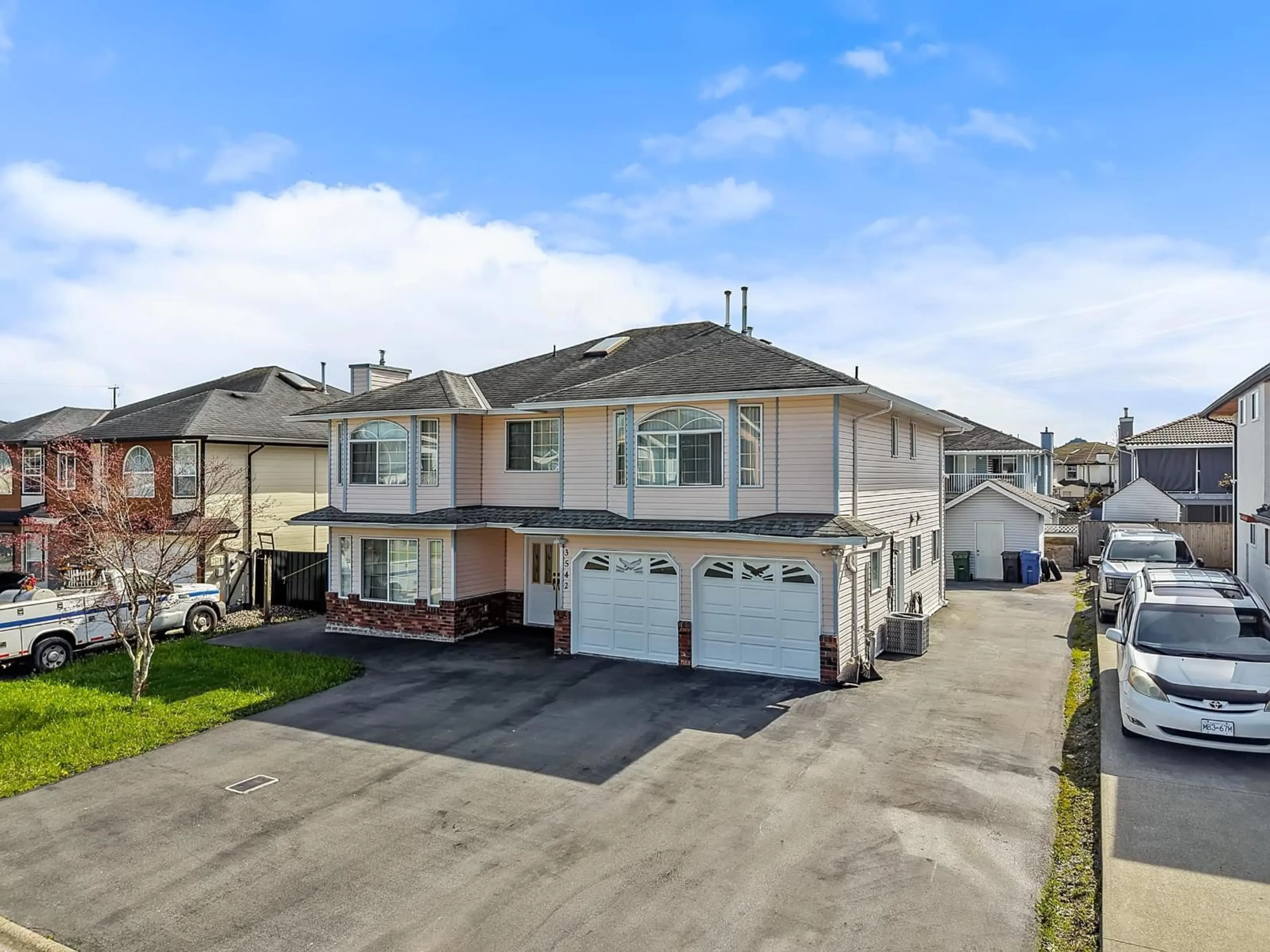 A pic from outside/outdoor area/front of a property/back of a property/a pic from drone, street for 3542 GALIANO DRIVE, Abbotsford British Columbia V2T5R6