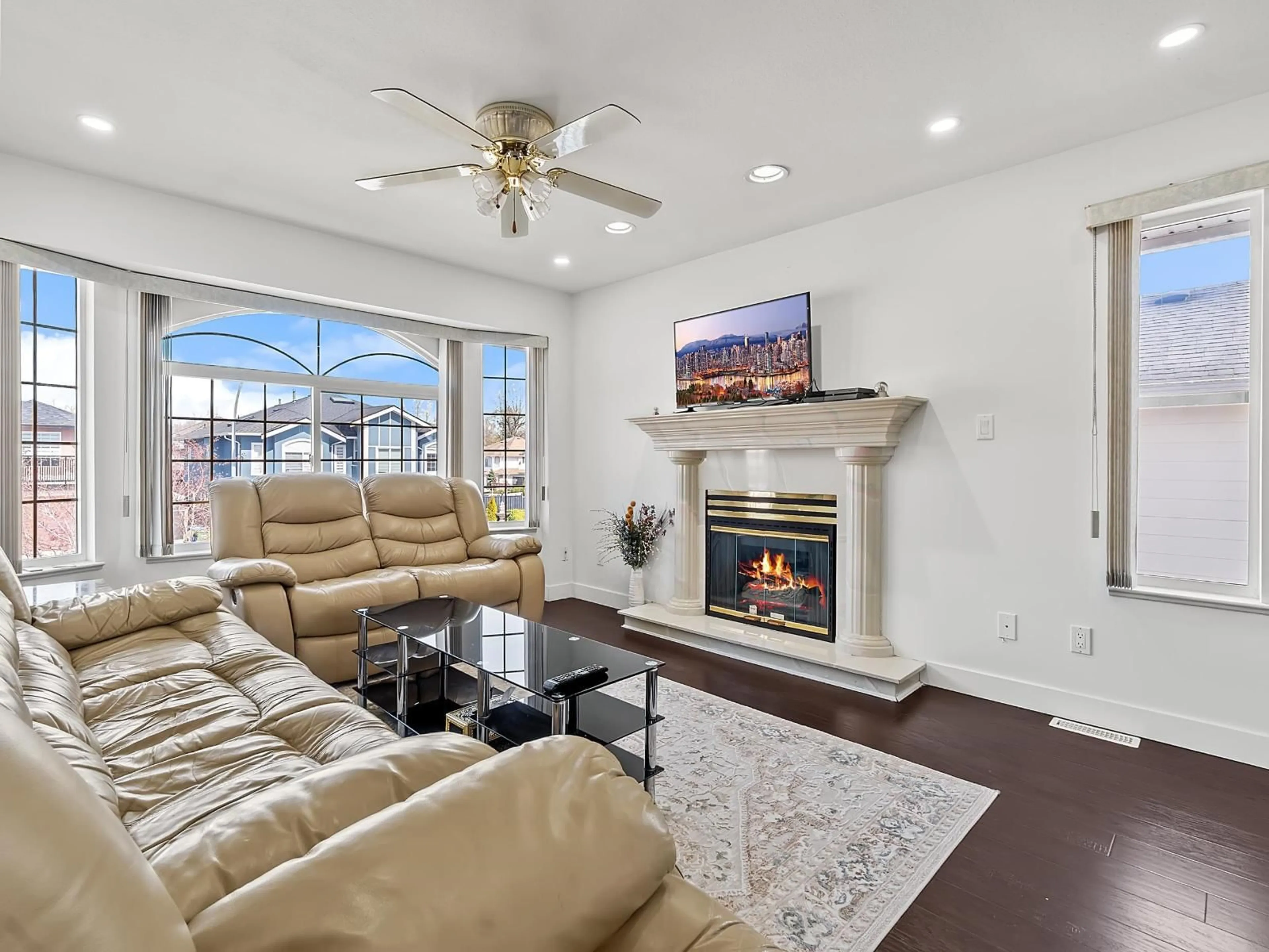 Living room with furniture, ceramic/tile floor for 3542 GALIANO DRIVE, Abbotsford British Columbia V2T5R6