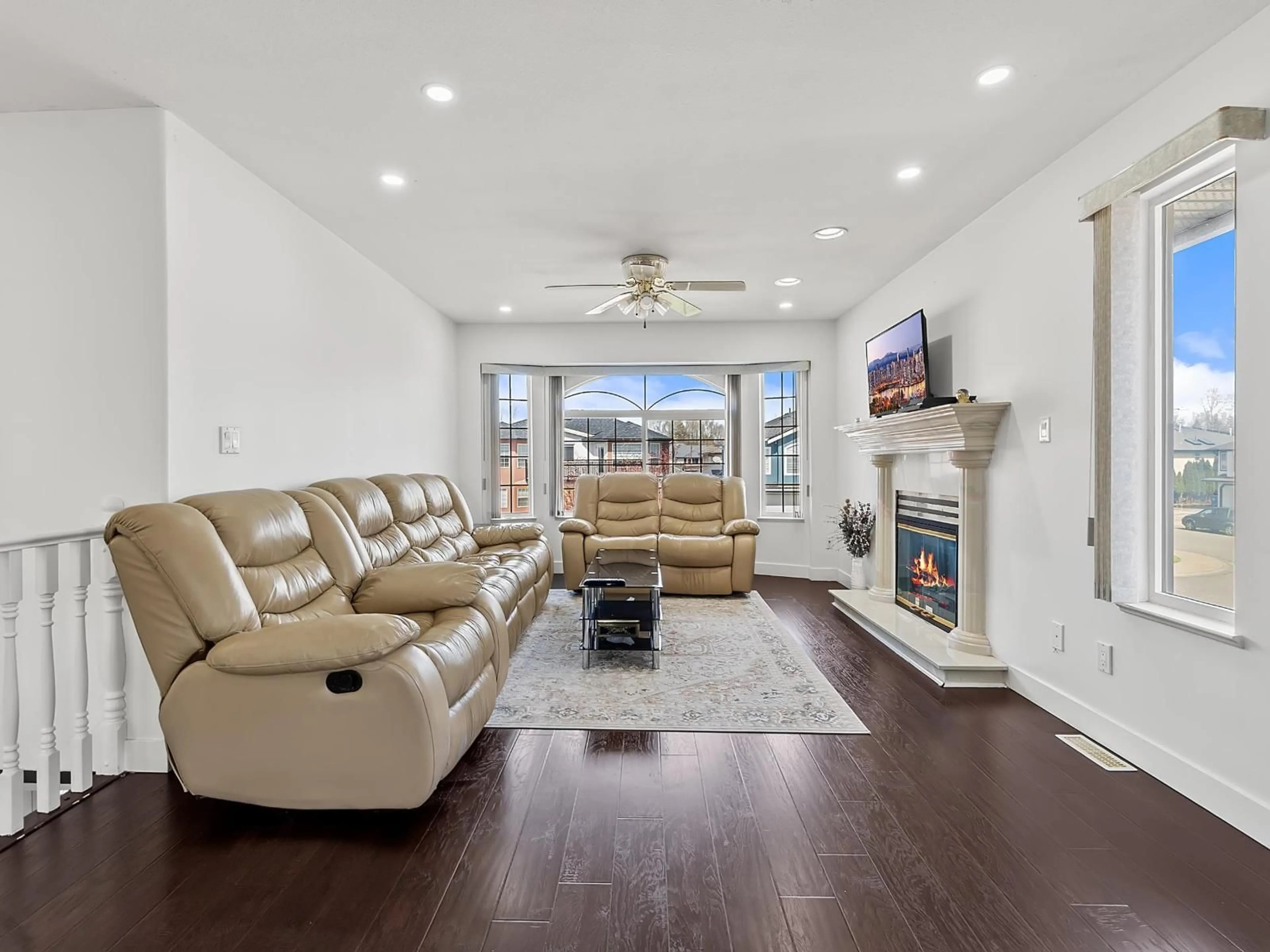 Living room with furniture, unknown for 3542 GALIANO DRIVE, Abbotsford British Columbia V2T5R6