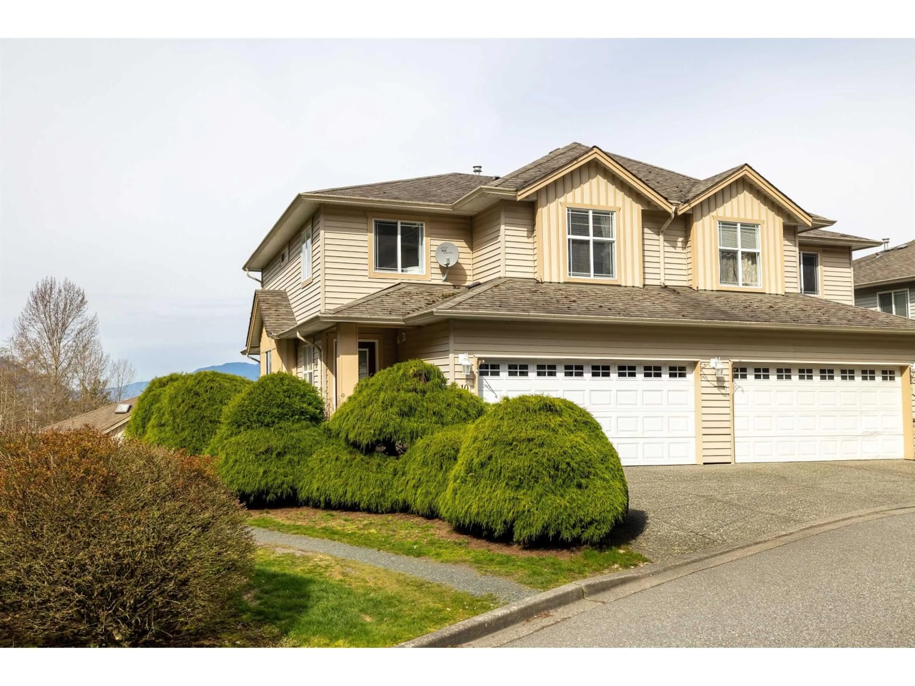 Home with vinyl exterior material, street for 10 - 46906 RUSSELL ROAD, Chilliwack British Columbia V2R5T3