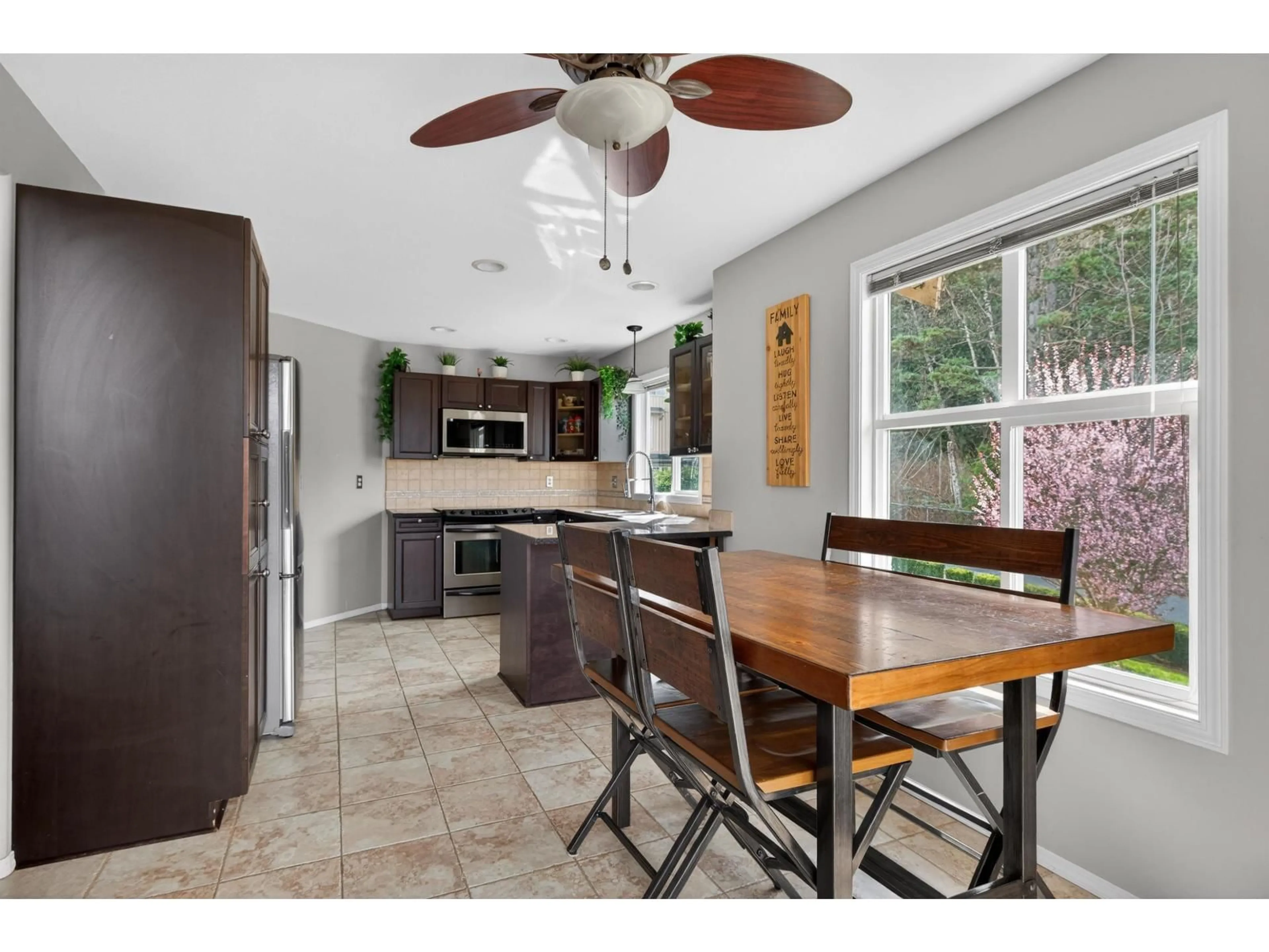 Open concept kitchen, ceramic/tile floor for 10 - 46906 RUSSELL ROAD, Chilliwack British Columbia V2R5T3