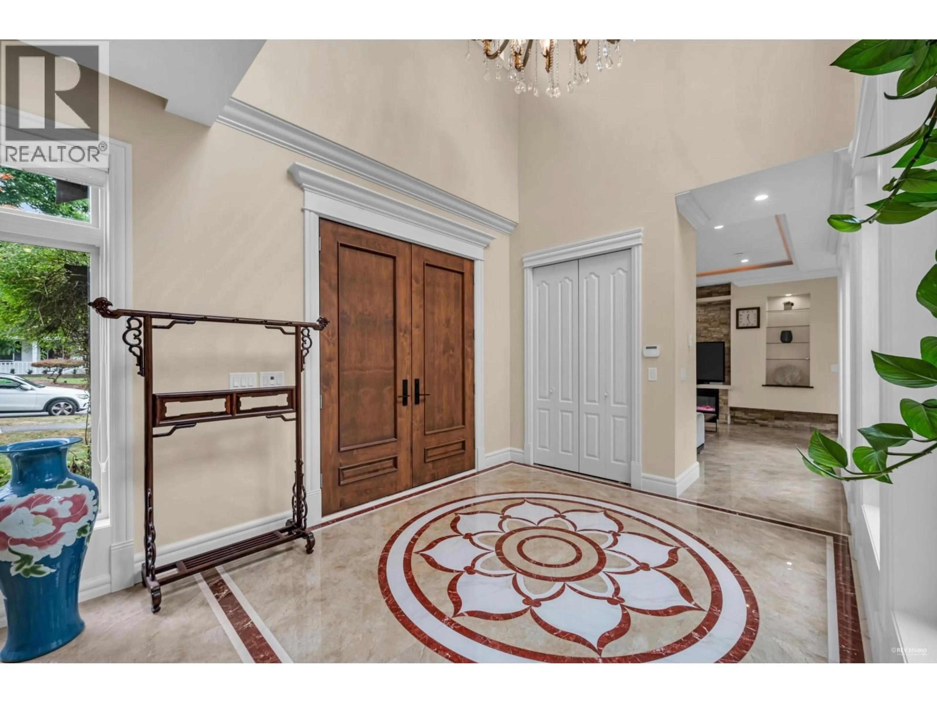 Indoor foyer for 3601 LYNNDALE CRESCENT, Burnaby British Columbia V5A3S4