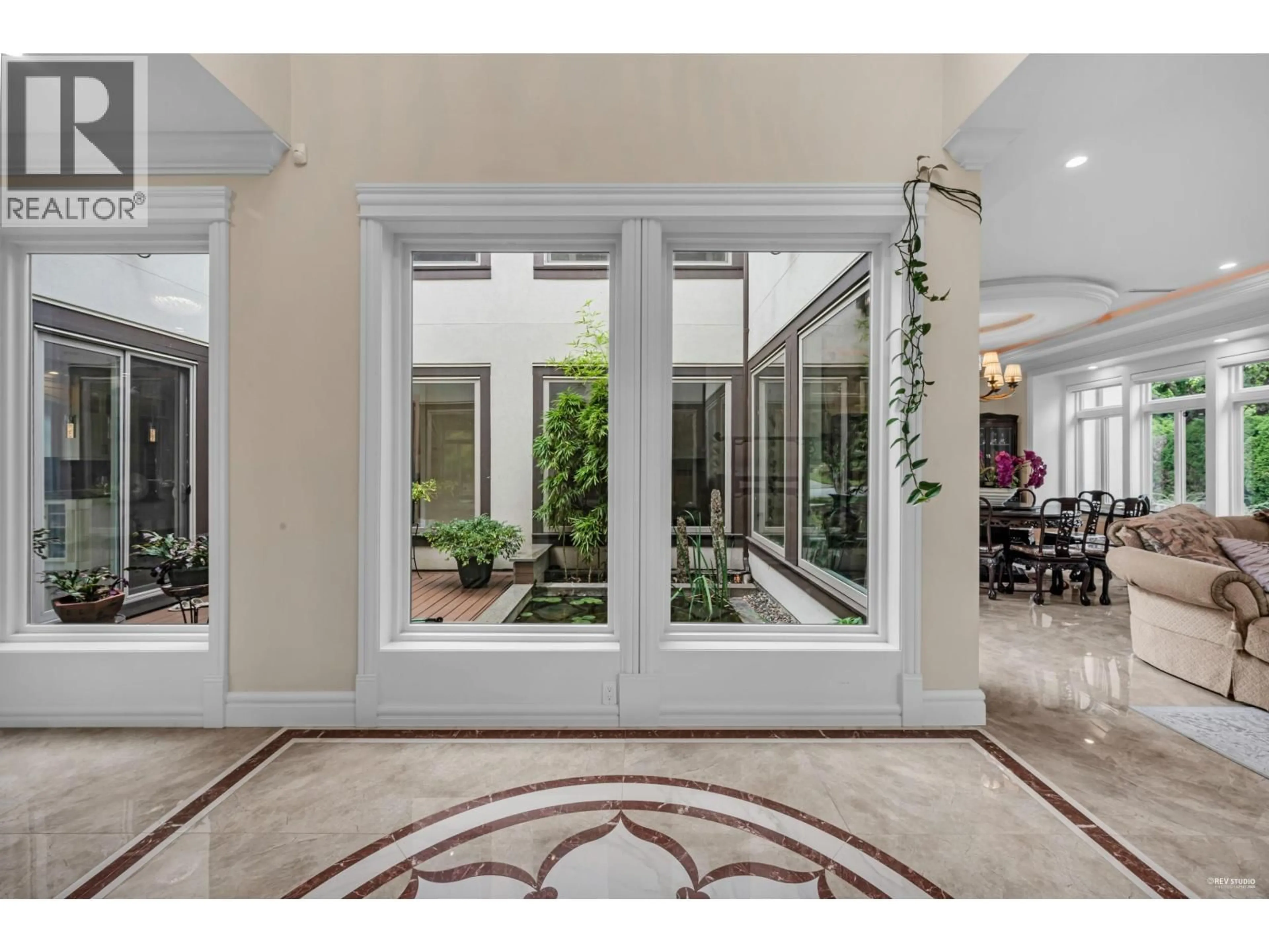 Indoor entryway for 3601 LYNNDALE CRESCENT, Burnaby British Columbia V5A3S4