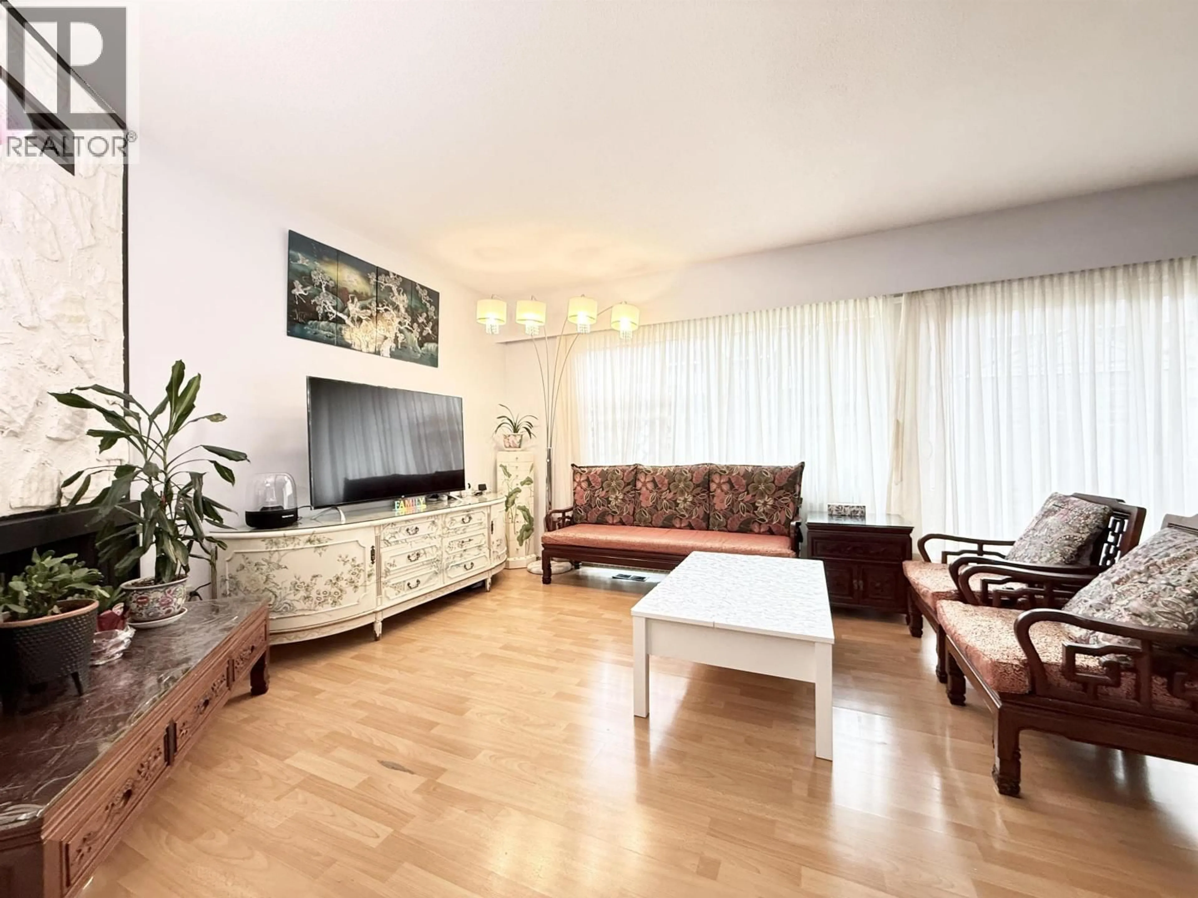 Living room with furniture, wood/laminate floor for 27 - 10011 SWINTON CRESCENT, Richmond British Columbia V7A3S9