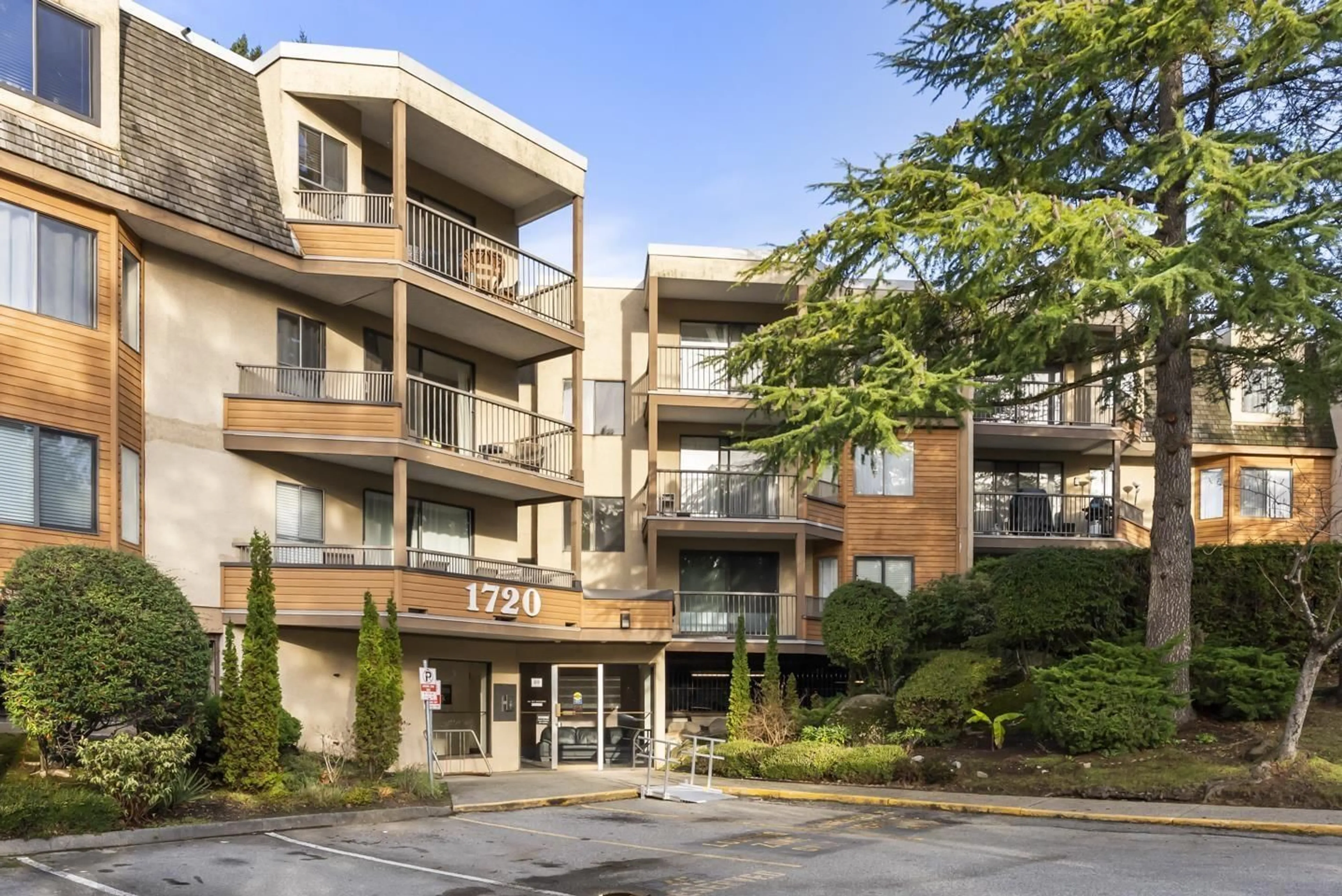Patio, unknown for 106 - 1720 SOUTHMERE CRESCENT, Surrey British Columbia V4A6E3