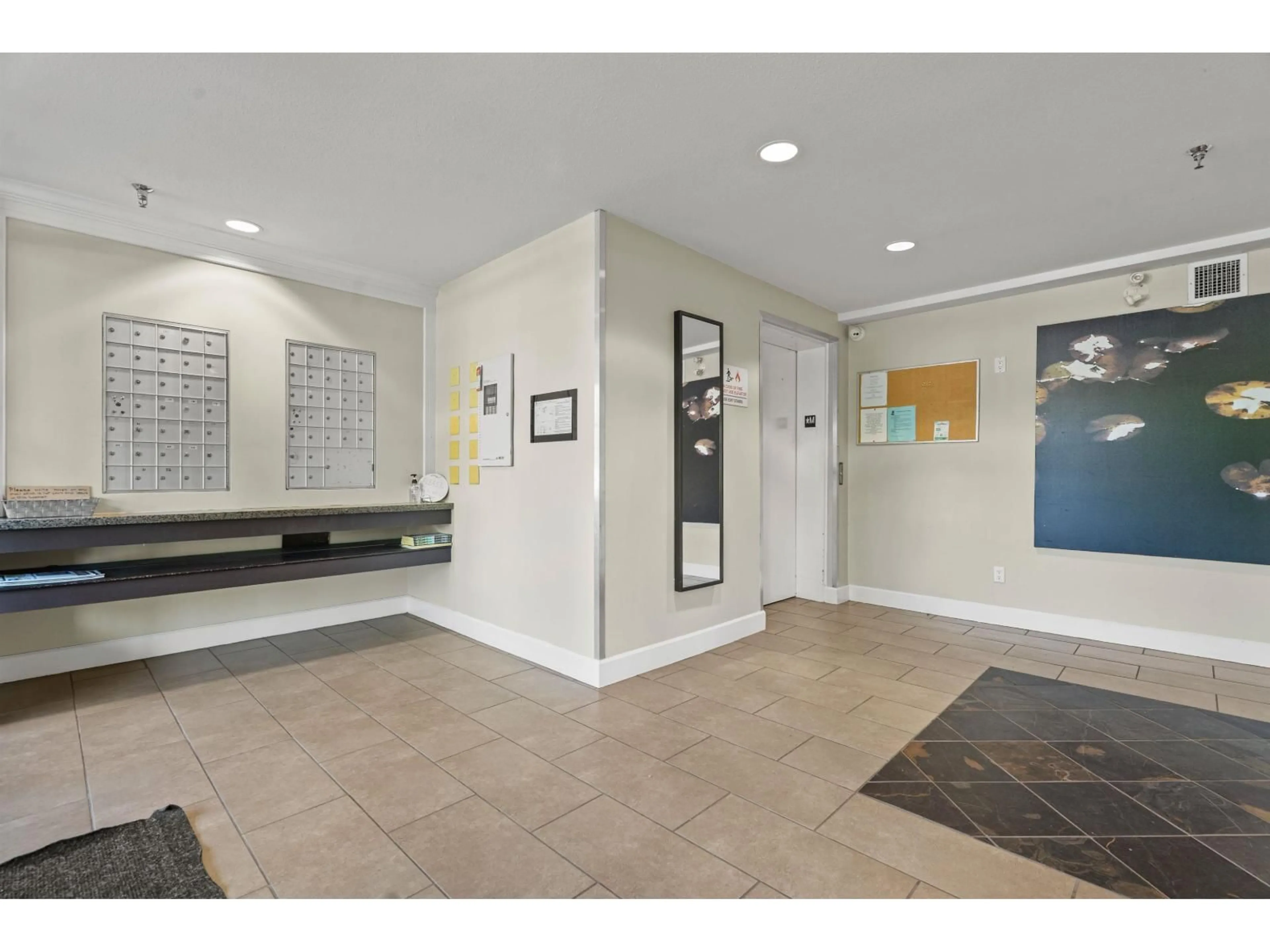 Indoor foyer for 216 - 46262 FIRST AVENUE, Chilliwack British Columbia V2P0C3