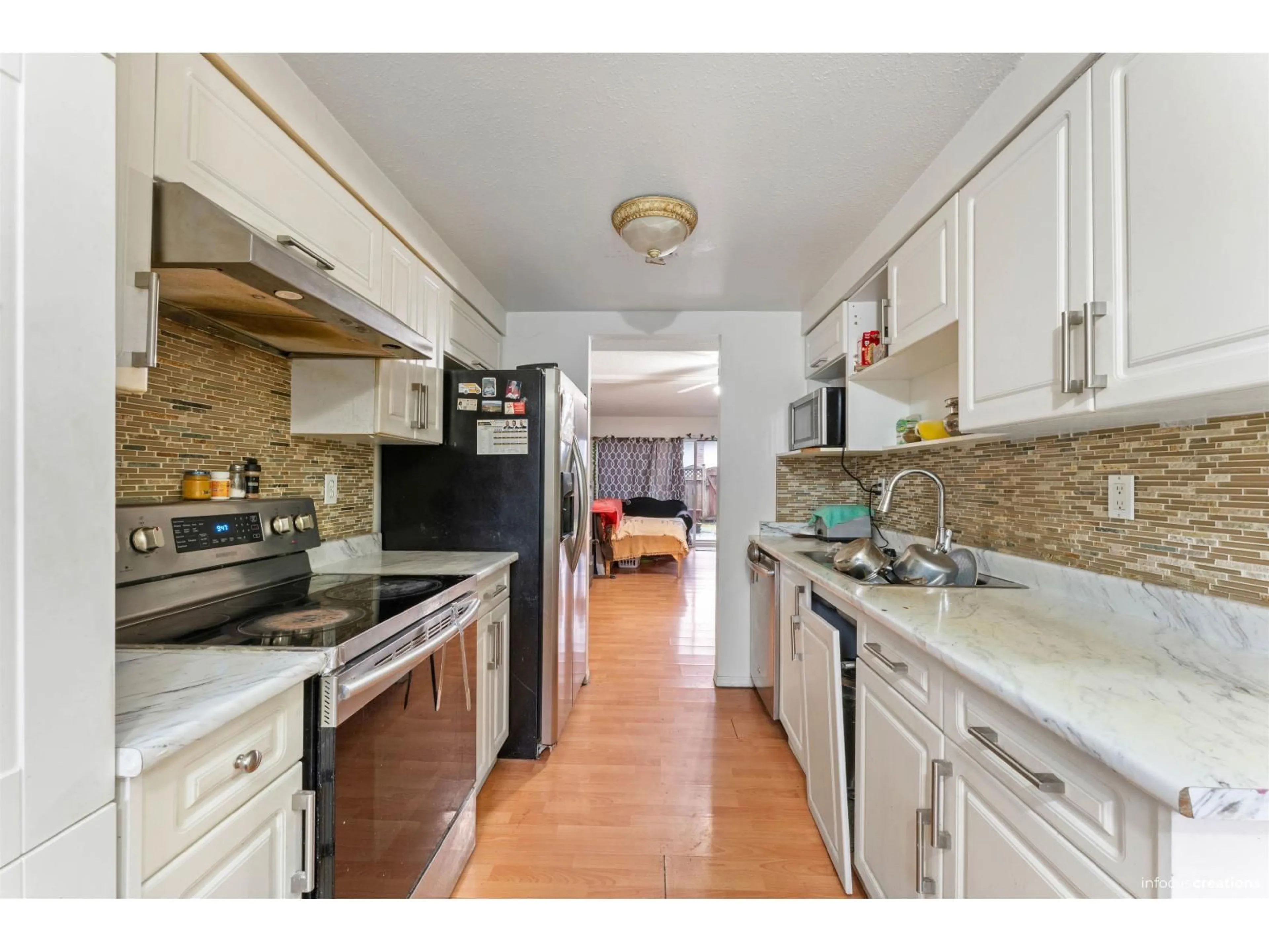 Open concept kitchen, ceramic/tile floor for 161 - 7484 138 STREET, Surrey British Columbia V3W6G4