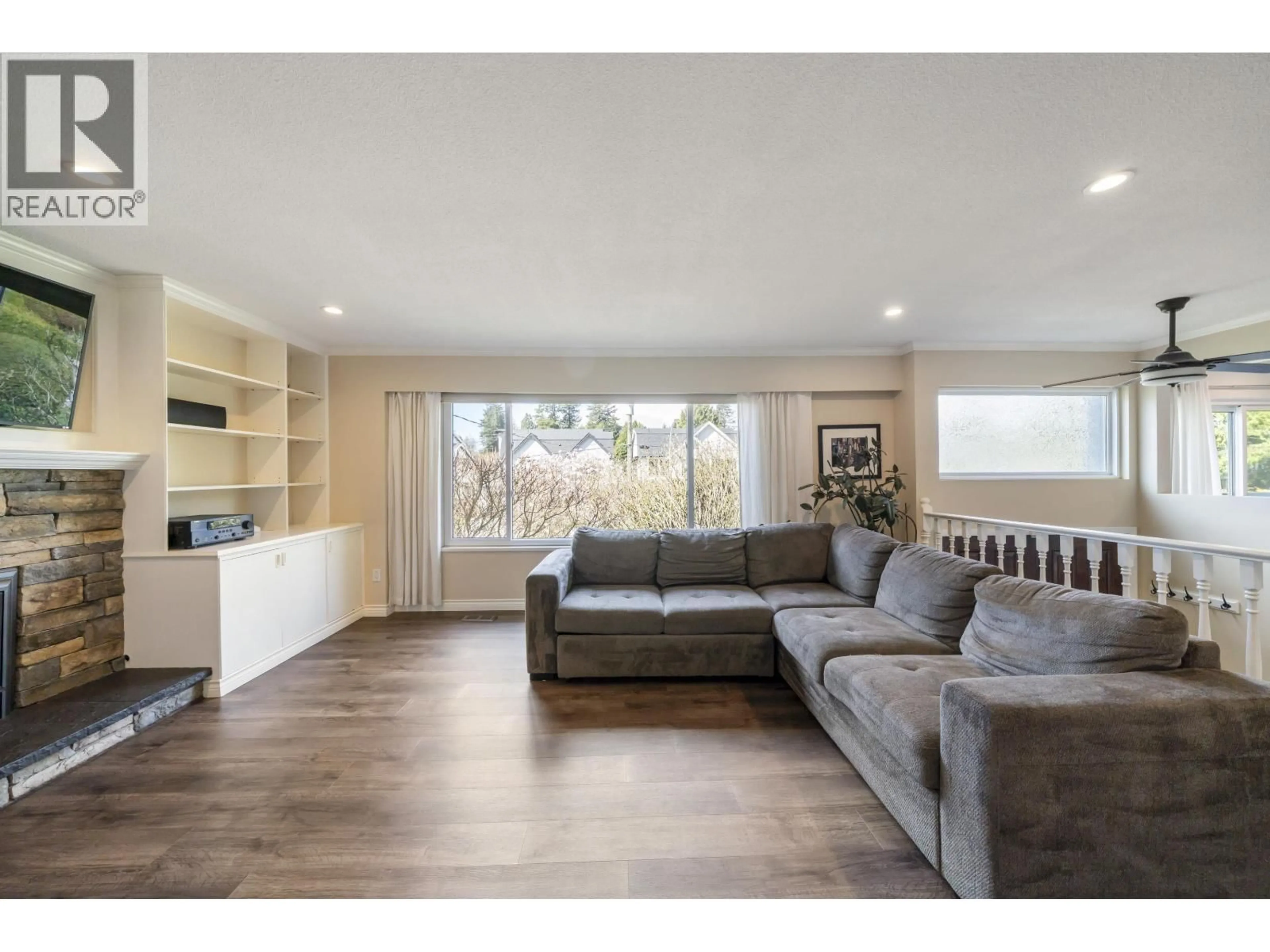 Living room with furniture, wood/laminate floor for 260 54A STREET, Delta British Columbia V4M3J3