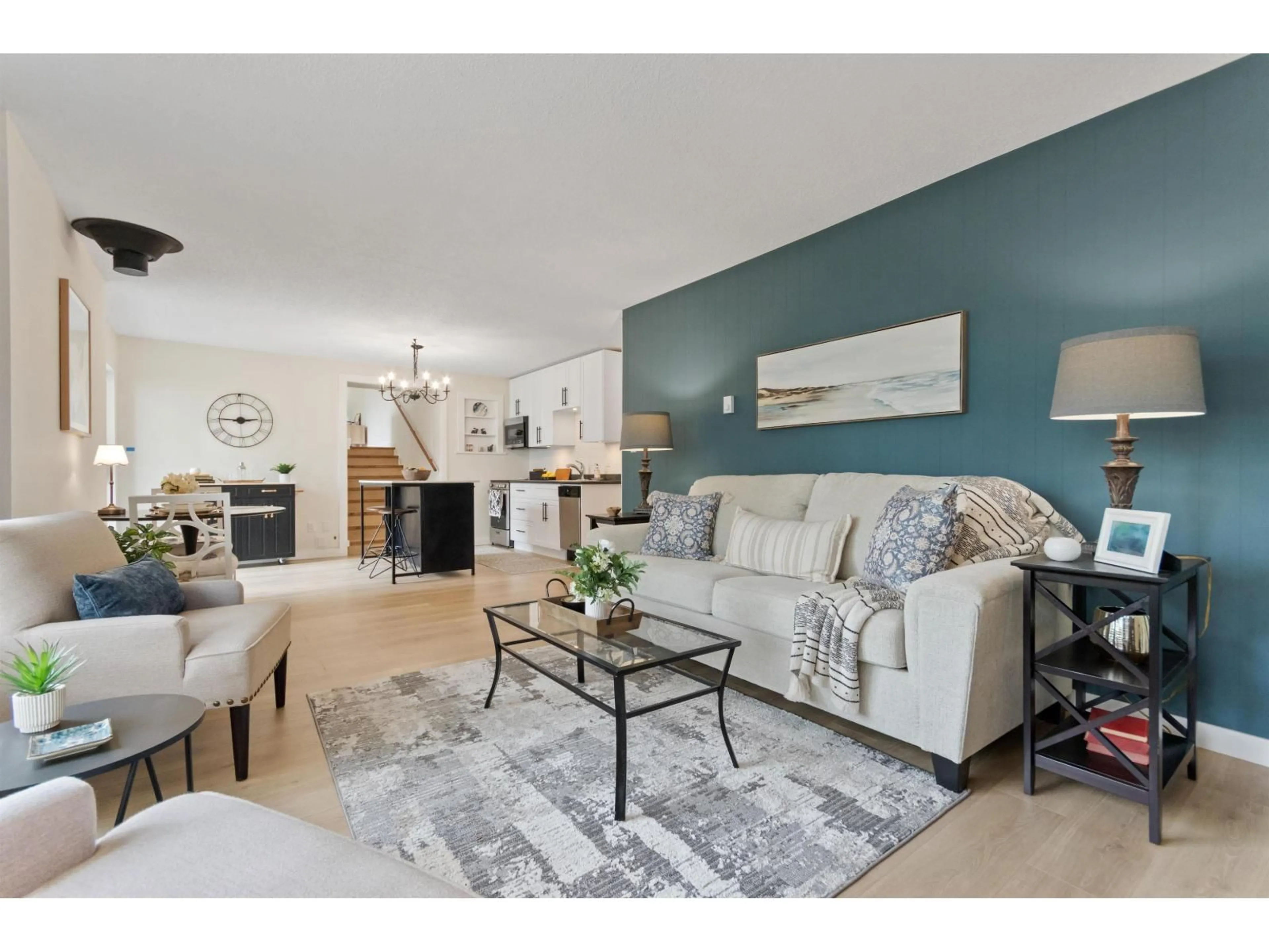 Living room with furniture, wood/laminate floor for 30 ROBERTSON CRESCENT, Hope British Columbia V0X1L4