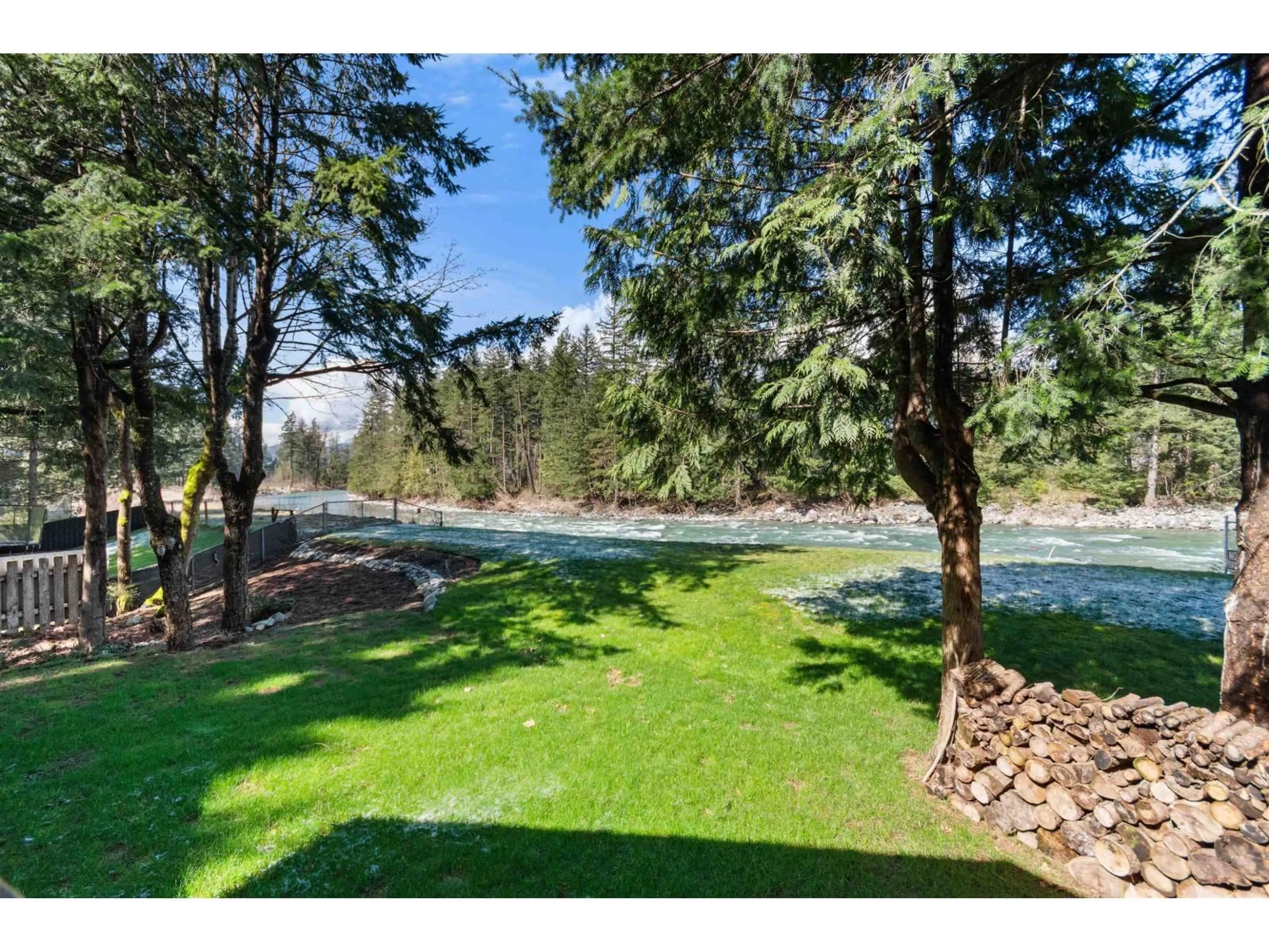 Patio, water/lake/river/ocean view for 30 ROBERTSON CRESCENT, Hope British Columbia V0X1L4