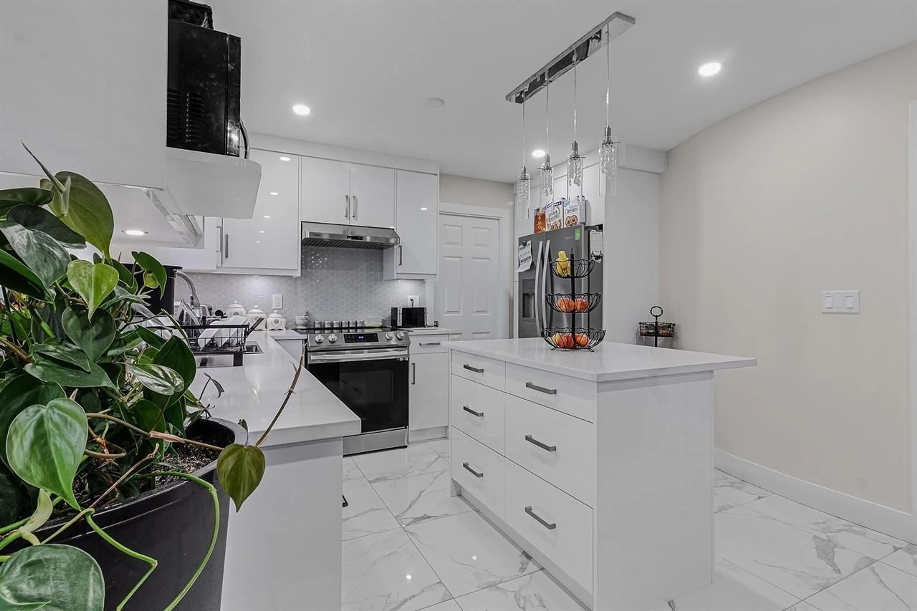 Contemporary kitchen, ceramic/tile floor for 32144 ASHCROFT DRIVE, Abbotsford British Columbia V2T5C7