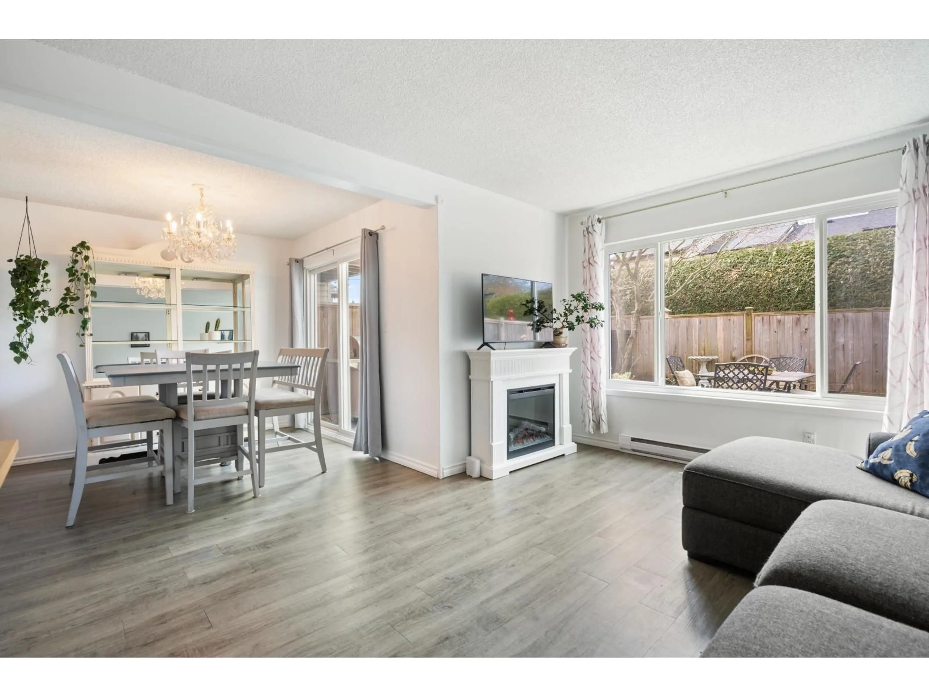 Living room with furniture, wood/laminate floor for 291 - 27411 28TH AVENUE, Langley British Columbia V4W3V2