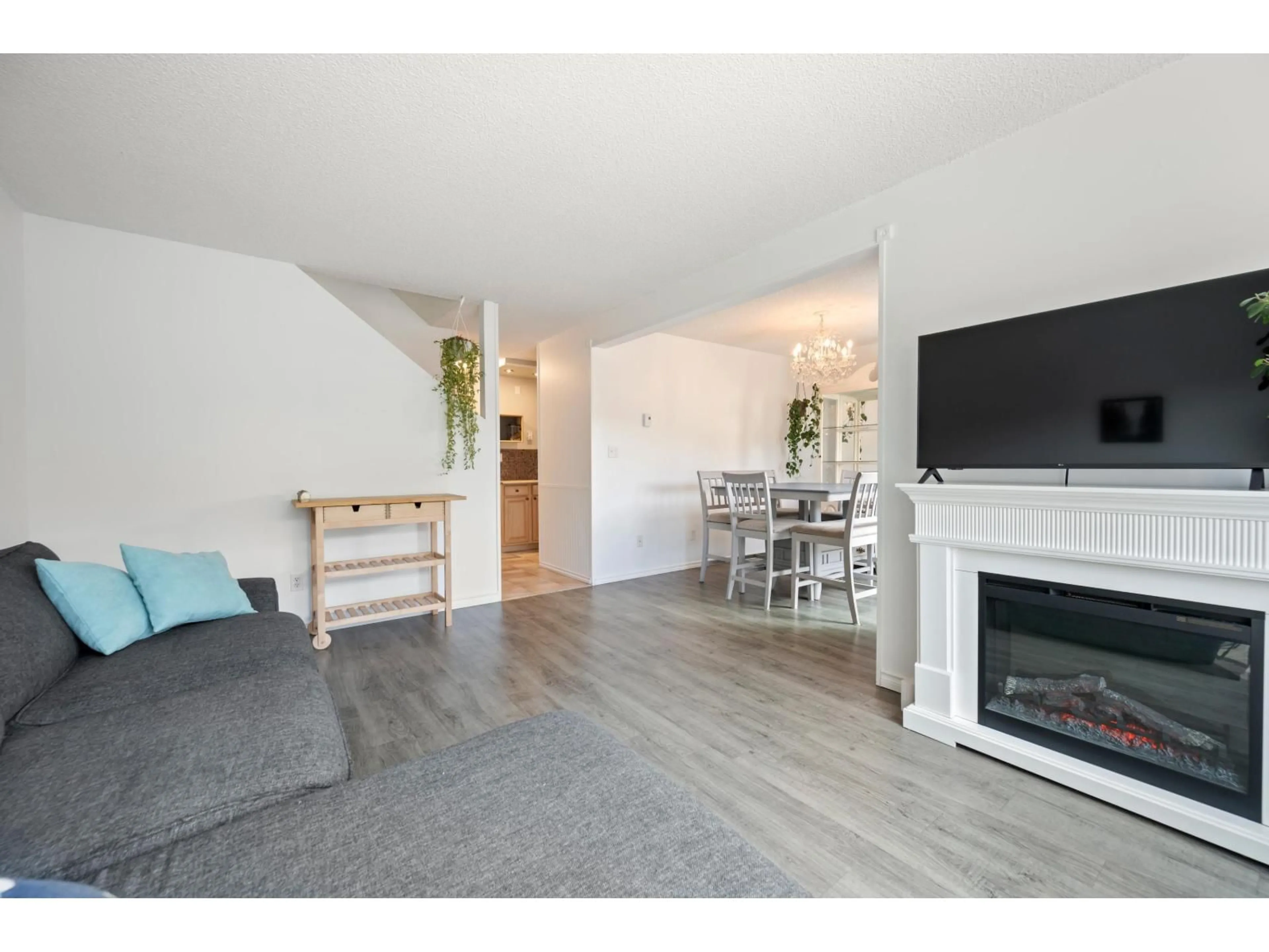 Living room with furniture, wood/laminate floor for 291 - 27411 28TH AVENUE, Langley British Columbia V4W3V2