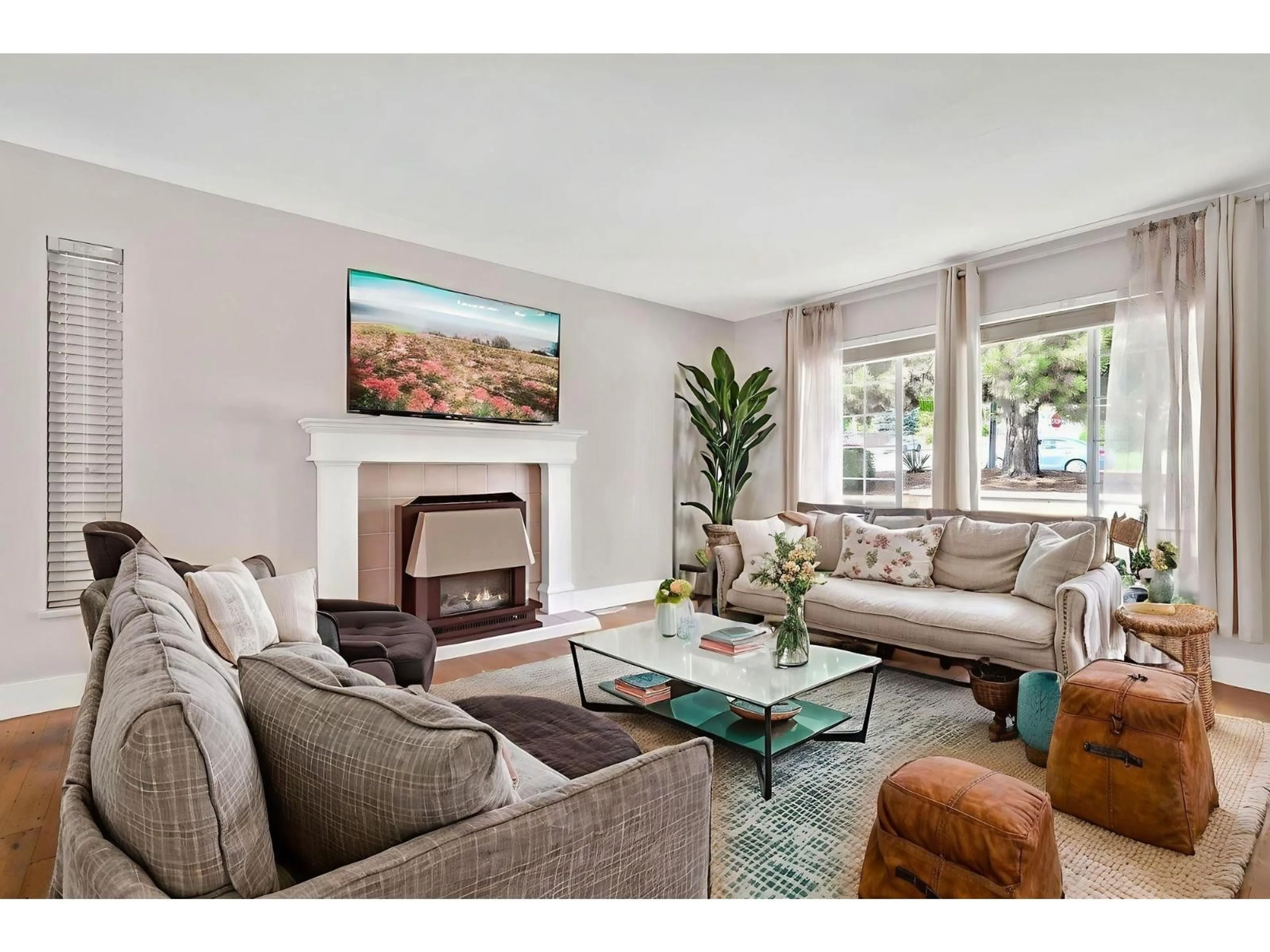 Living room with furniture, unknown for 33334 BEST AVENUE, Mission British Columbia V2V6N5