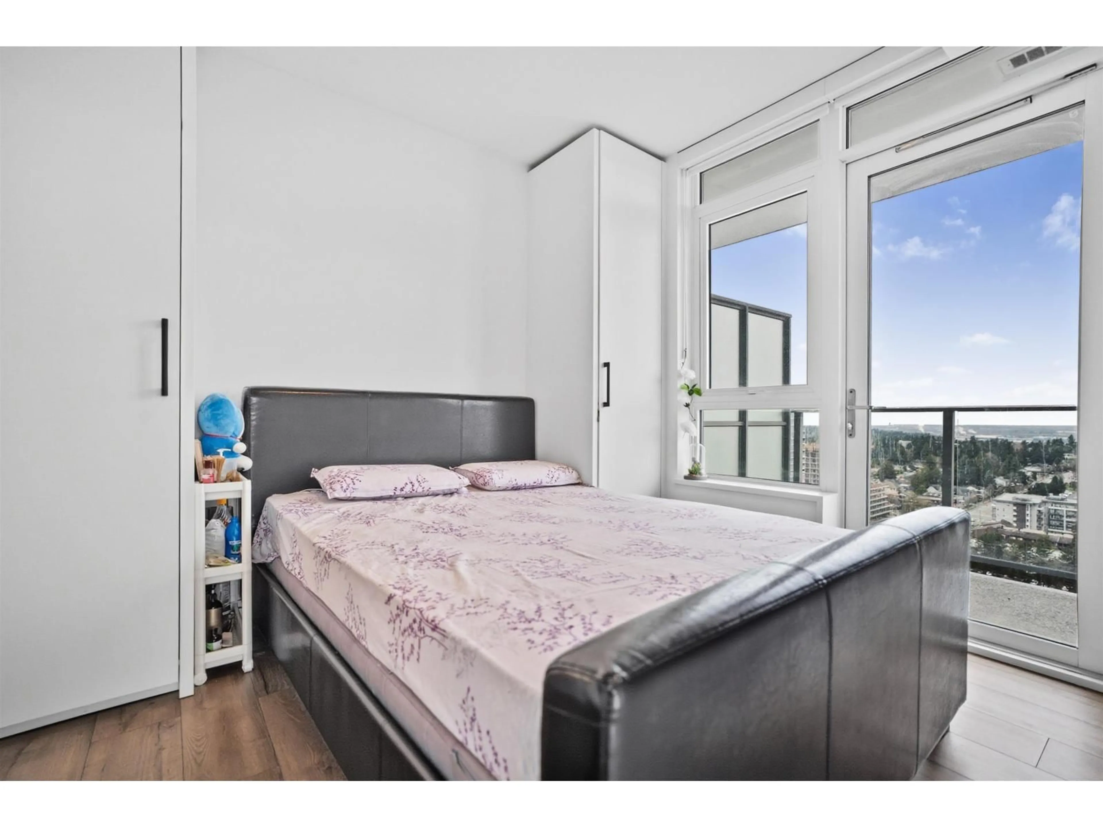 Bedroom with bed, wood/laminate floor for 2602 - 10448 UNIVERSITY DRIVE, Surrey British Columbia V3T0S7