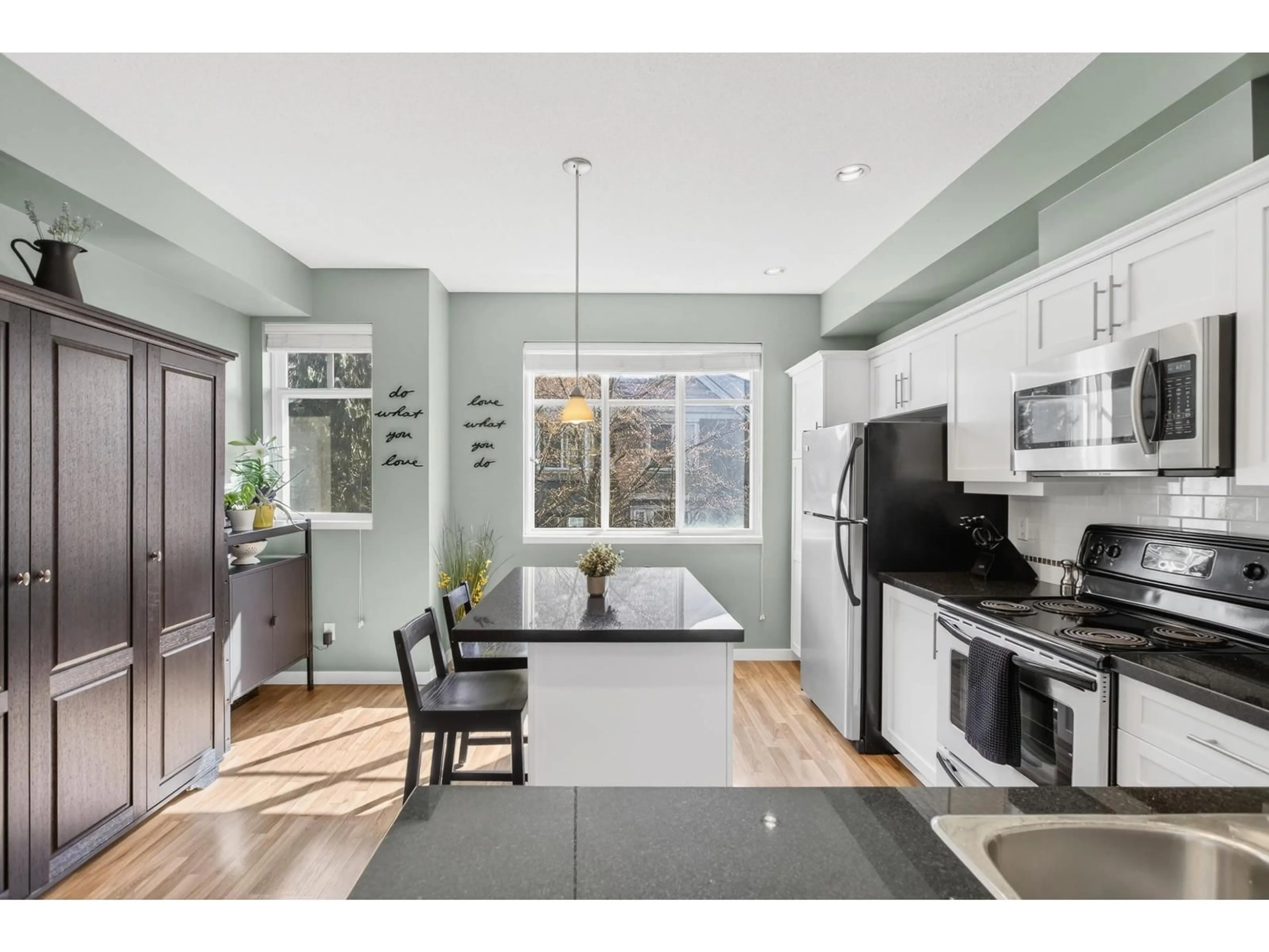 Open concept kitchen, ceramic/tile floor for 13 - 6635 192 STREET, Surrey British Columbia V4N5T9