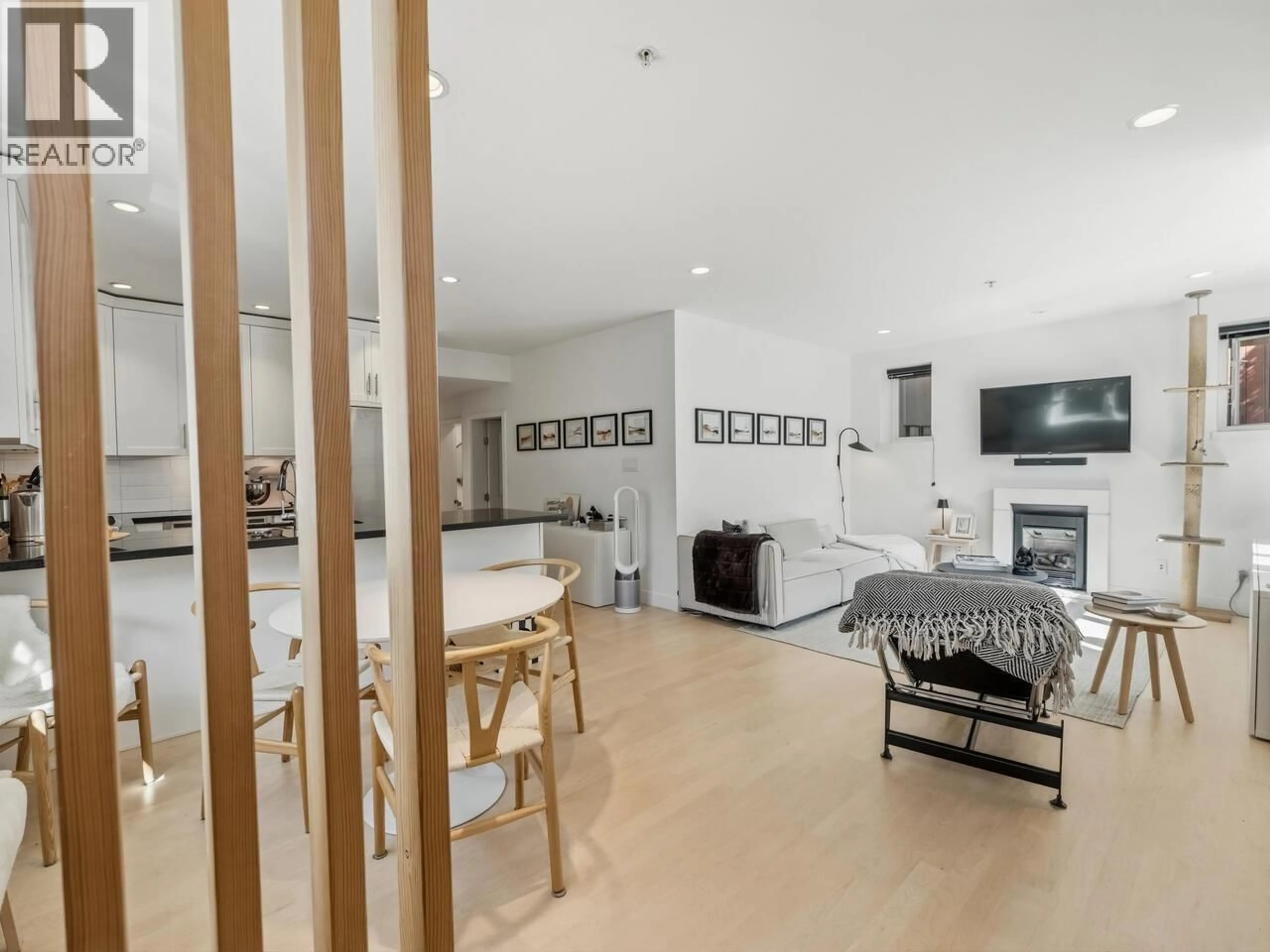 Living room with furniture, wood/laminate floor for 83 15TH AVENUE, Vancouver British Columbia V5Y1X7