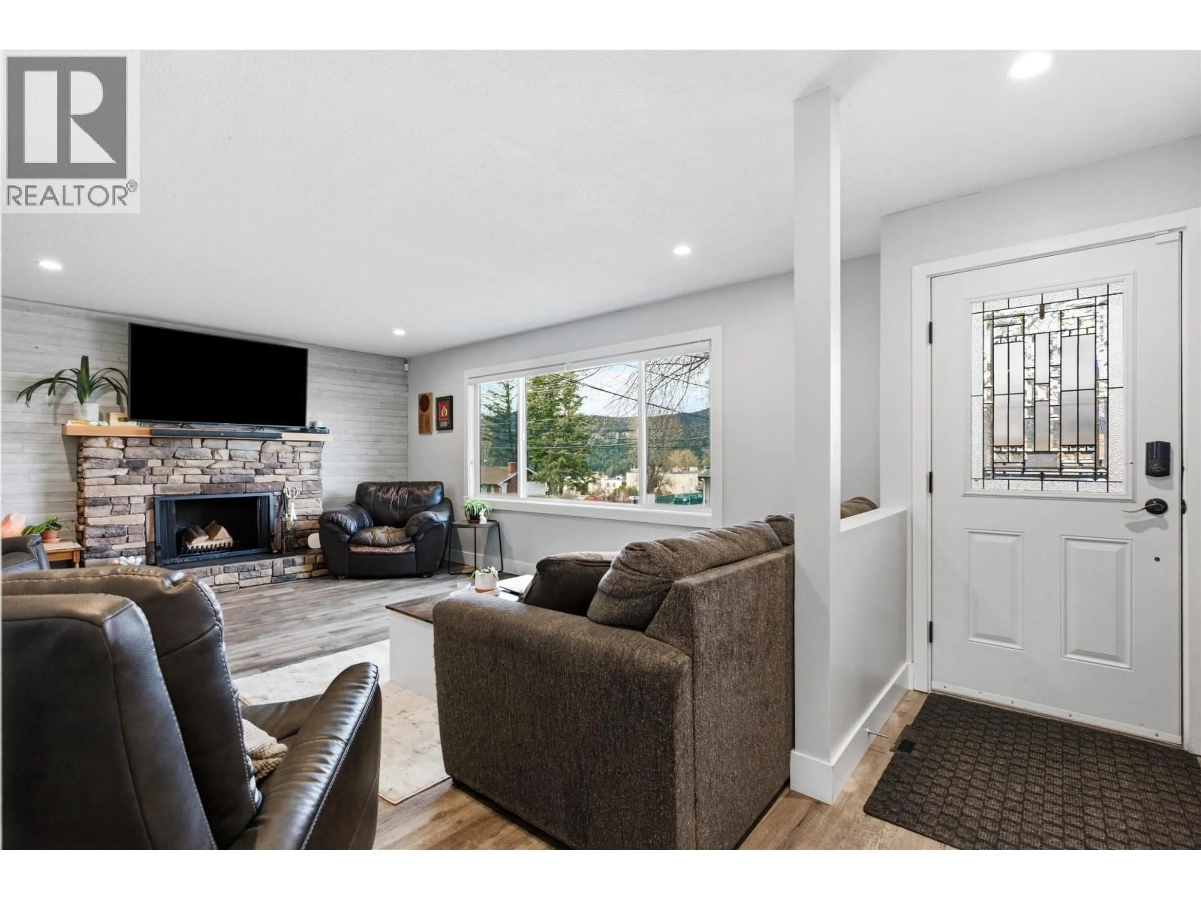 Living room with furniture, unknown for 716 PIGEON AVENUE, Williams Lake British Columbia V2G2B3