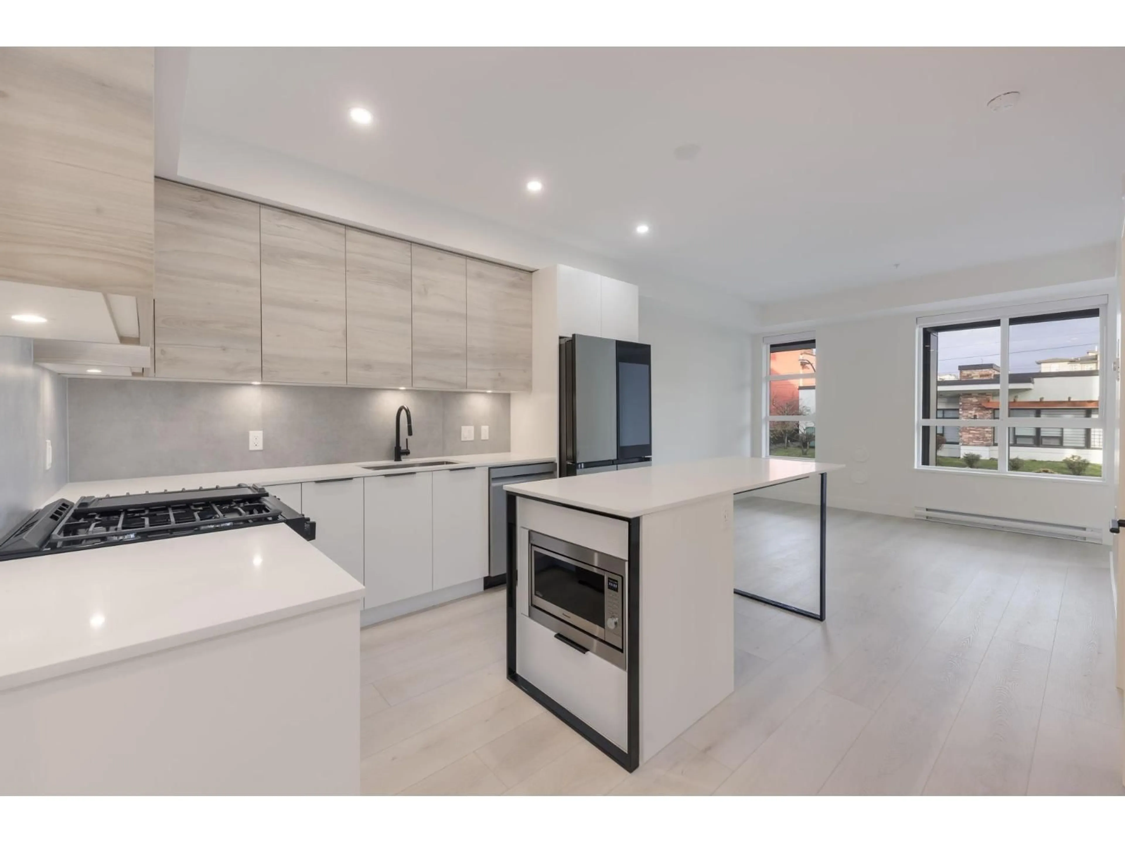 Open concept kitchen, ceramic/tile floor for 513 - 30494 CARDINAL AVENUE, Abbotsford British Columbia V2T0A5