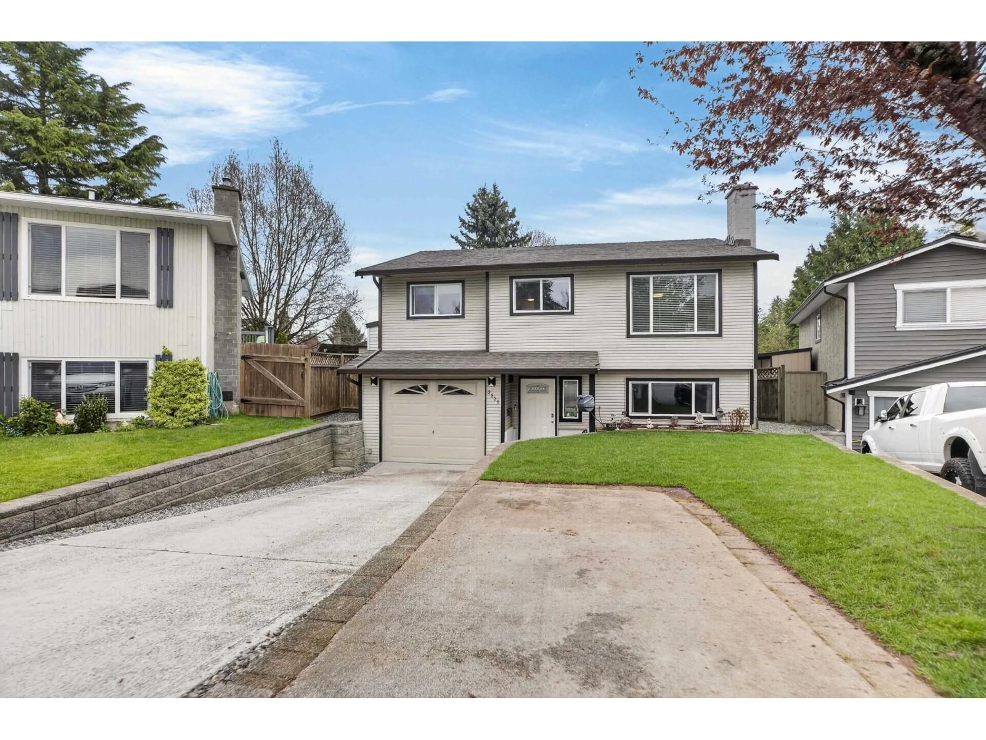 Home with vinyl exterior material, street for 2838 WOODLAND COURT, Langley British Columbia V2Y1G1