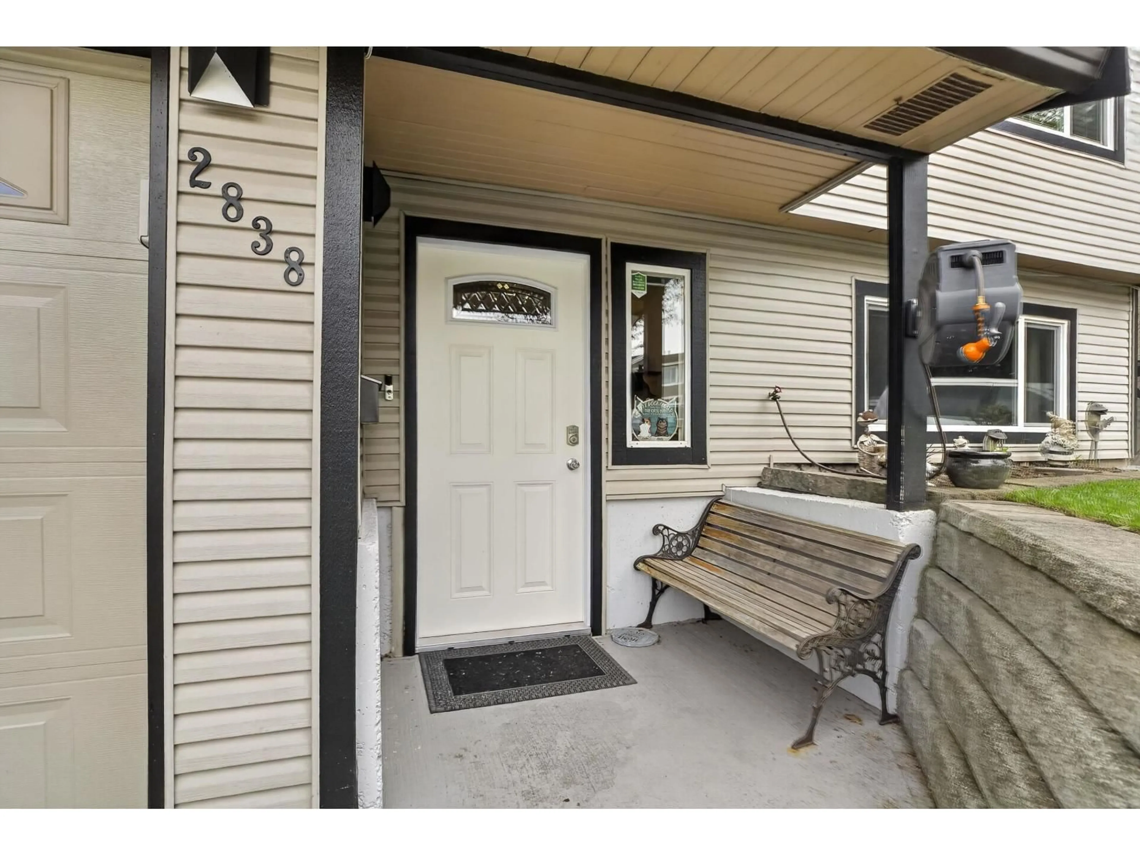 Indoor entryway for 2838 WOODLAND COURT, Langley British Columbia V2Y1G1